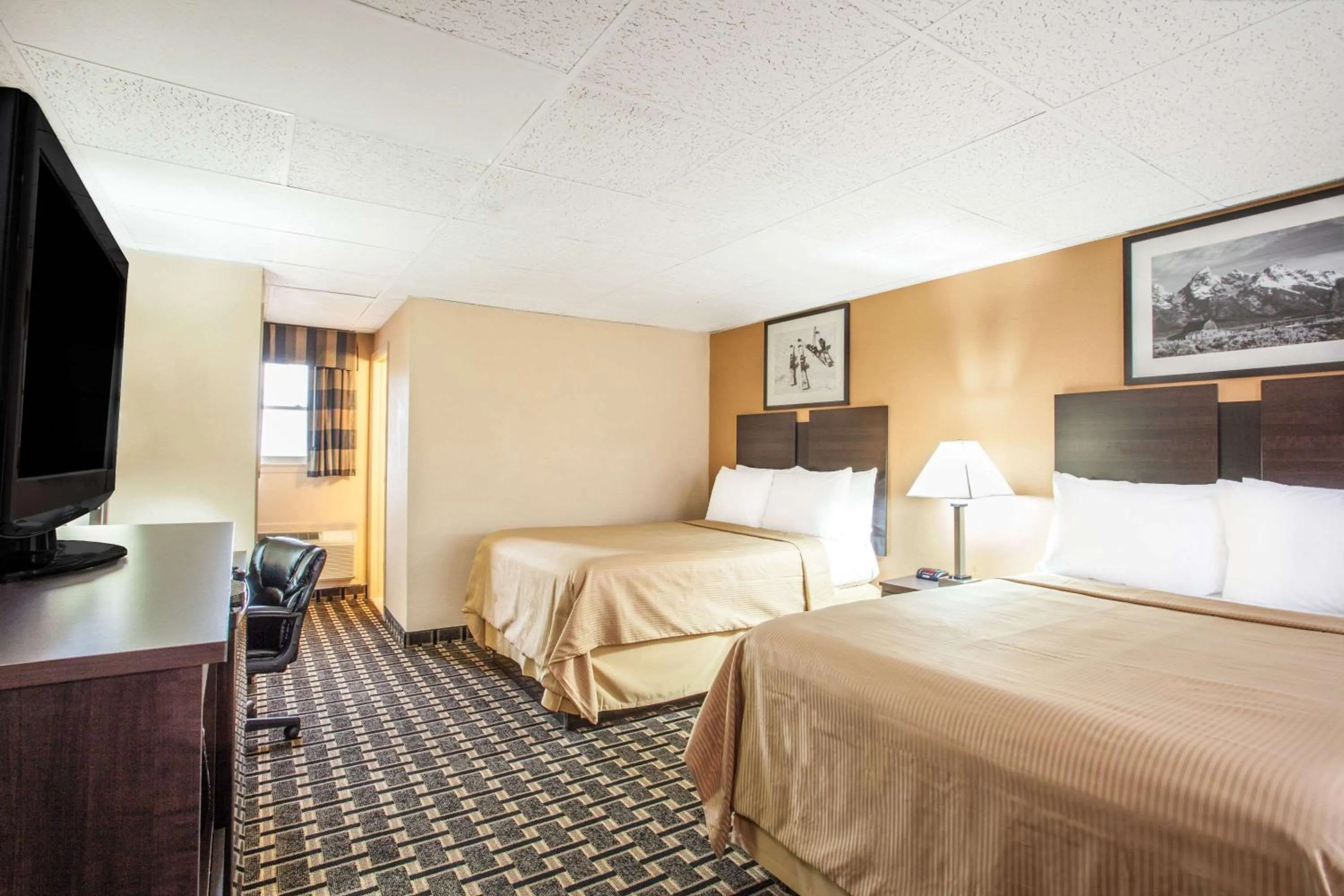 Photo of the whole room, Bed in Travelodge by Wyndham South Burlington
