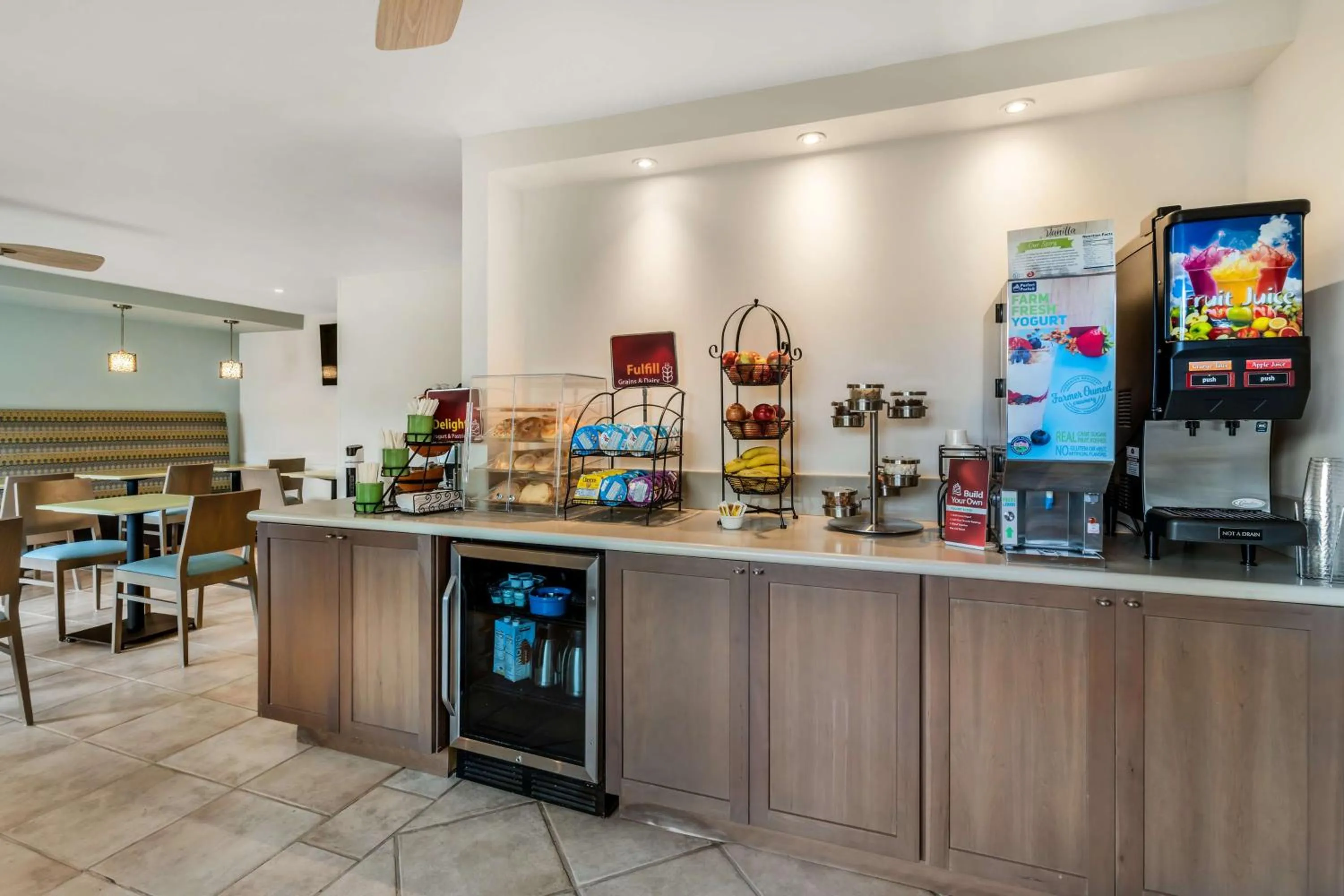 Breakfast in Best Western Plus Monterey Inn