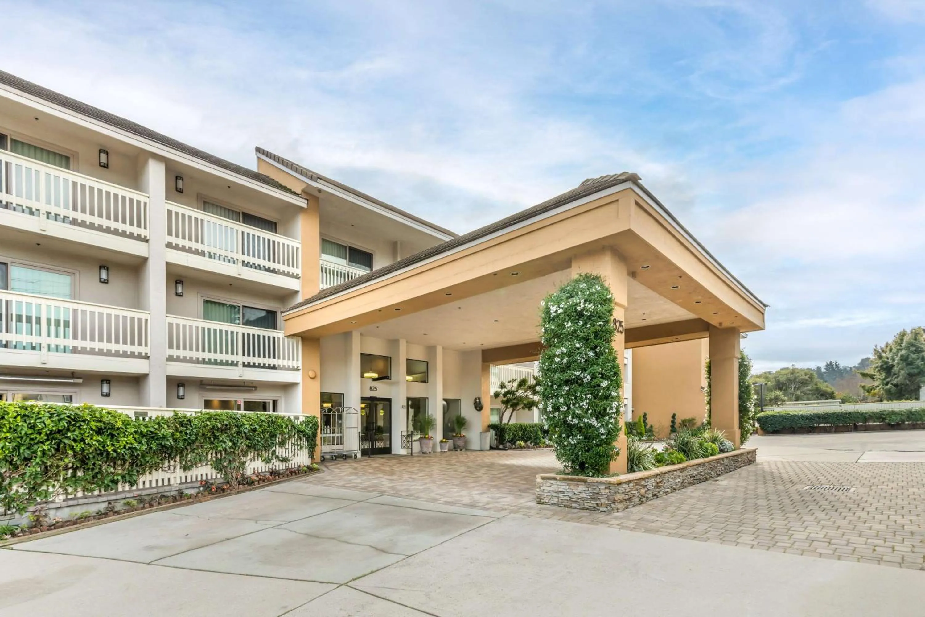 Property building in Best Western Plus Monterey Inn