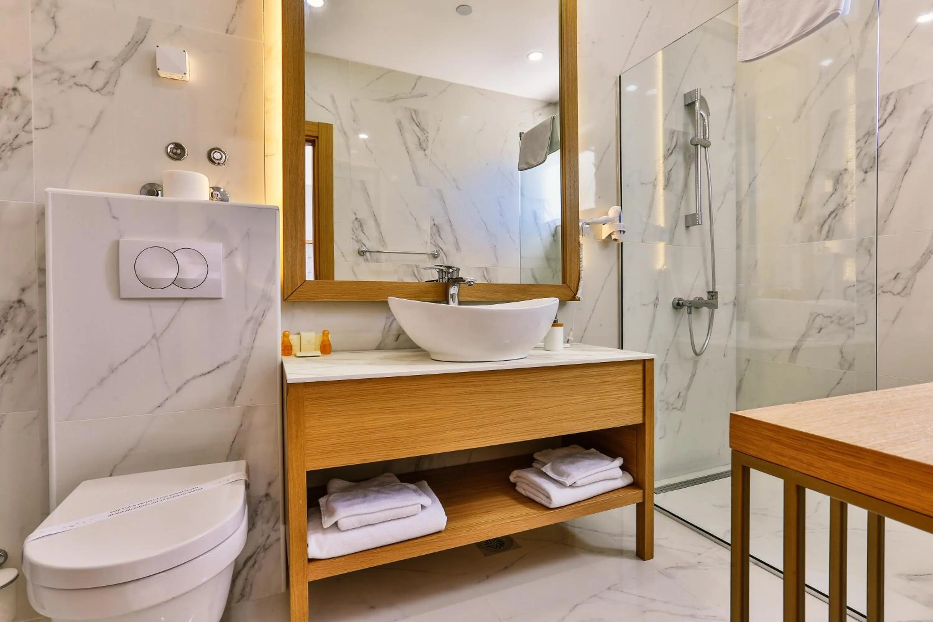 Bathroom in Hotel Lusso Mare by Aycon