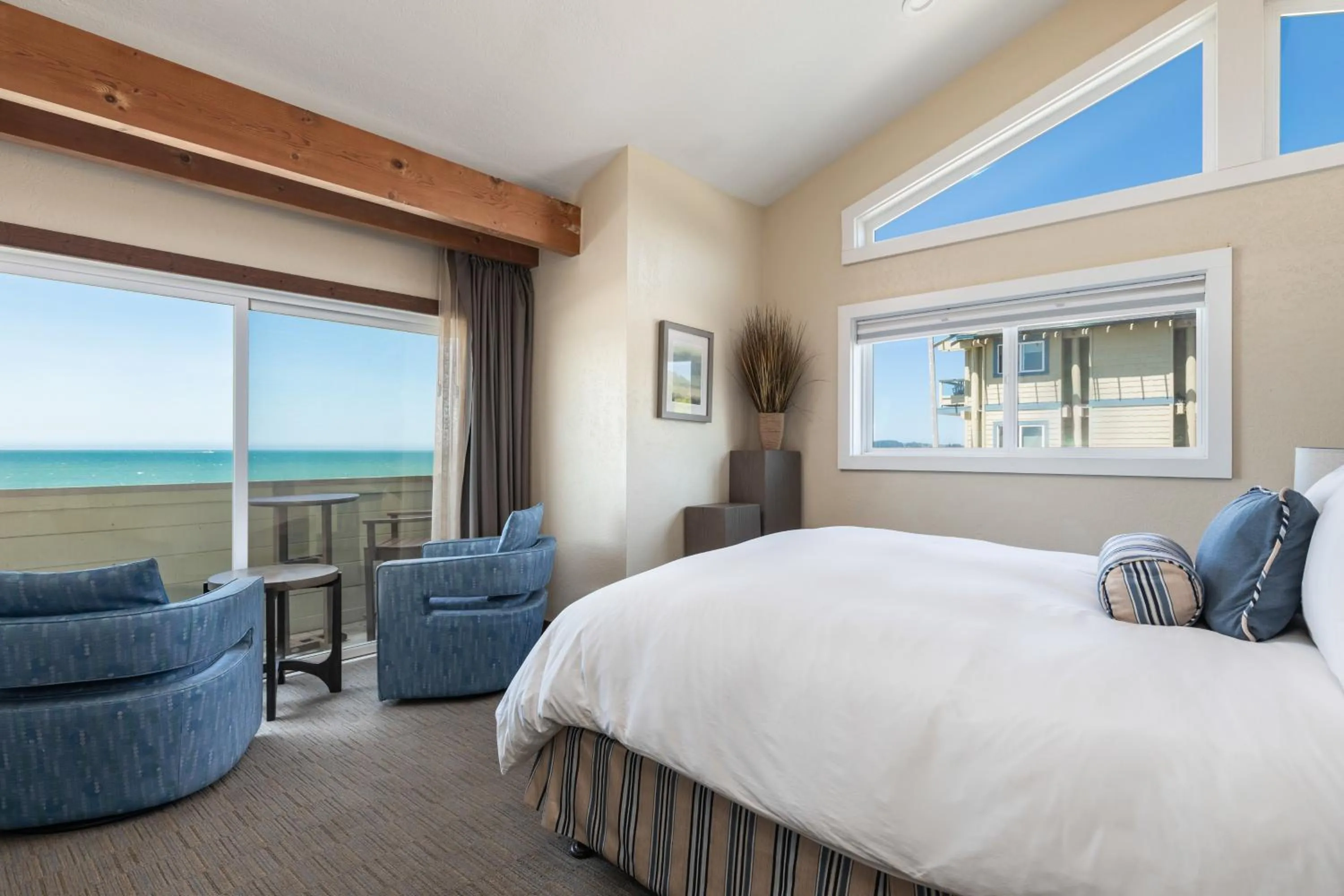 Bed in Cypress Inn on Miramar Beach