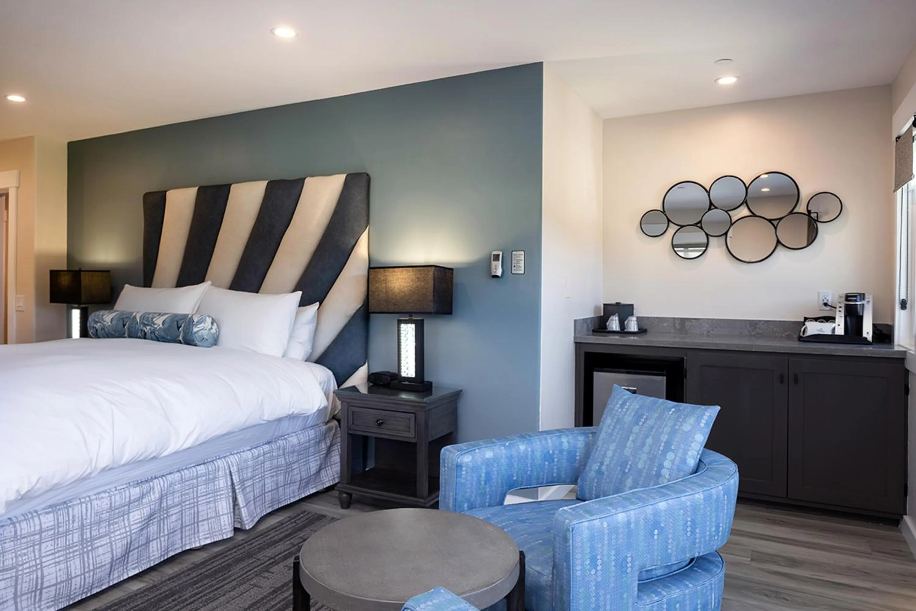 Bedroom, Bed in Cypress Inn on Miramar Beach