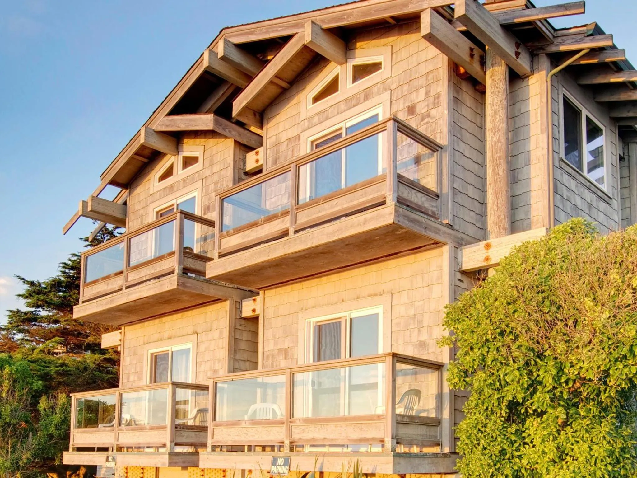 Facade/entrance in Cypress Inn on Miramar Beach