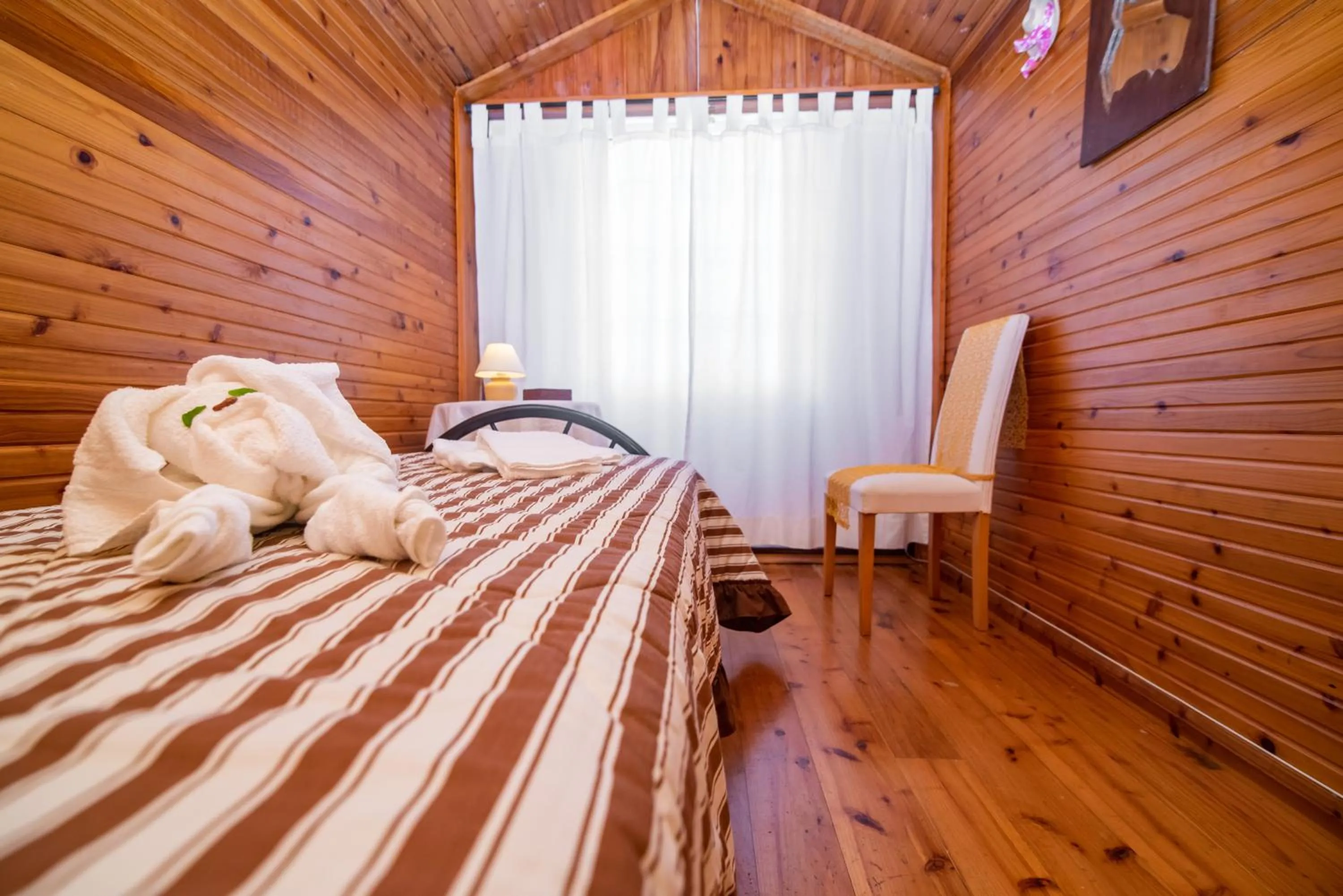 Photo of the whole room, Bed in CASA INTI / INTI HOUSE FURNAS