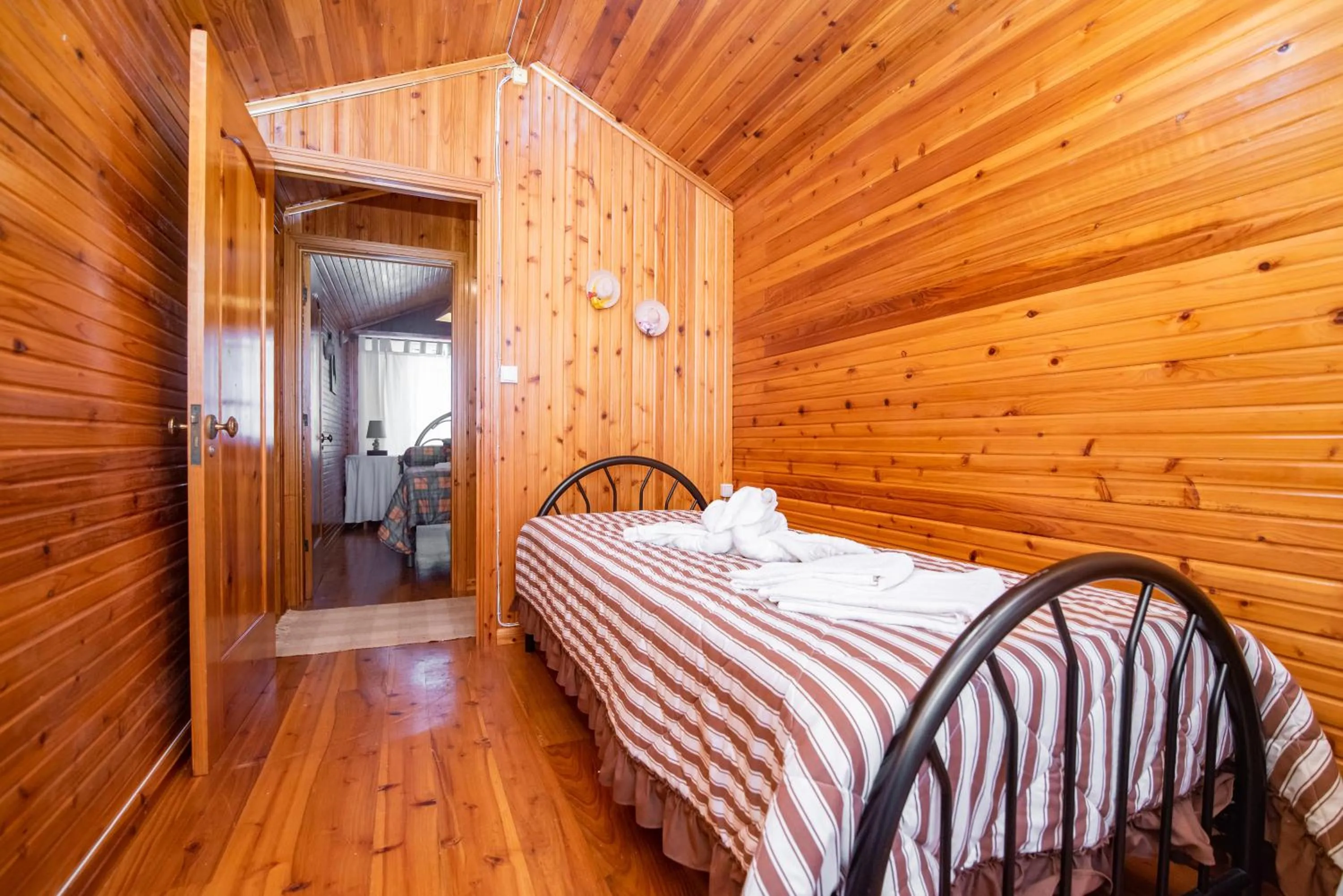 Photo of the whole room, Bed in CASA INTI / INTI HOUSE FURNAS