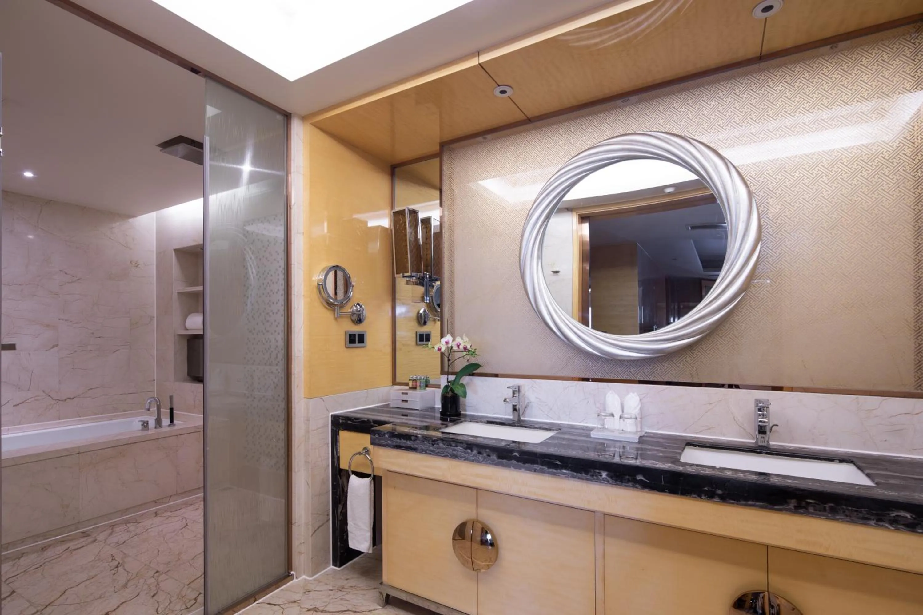 Bathroom in Wyndham Grand Plaza Royale Colorful Yunnan