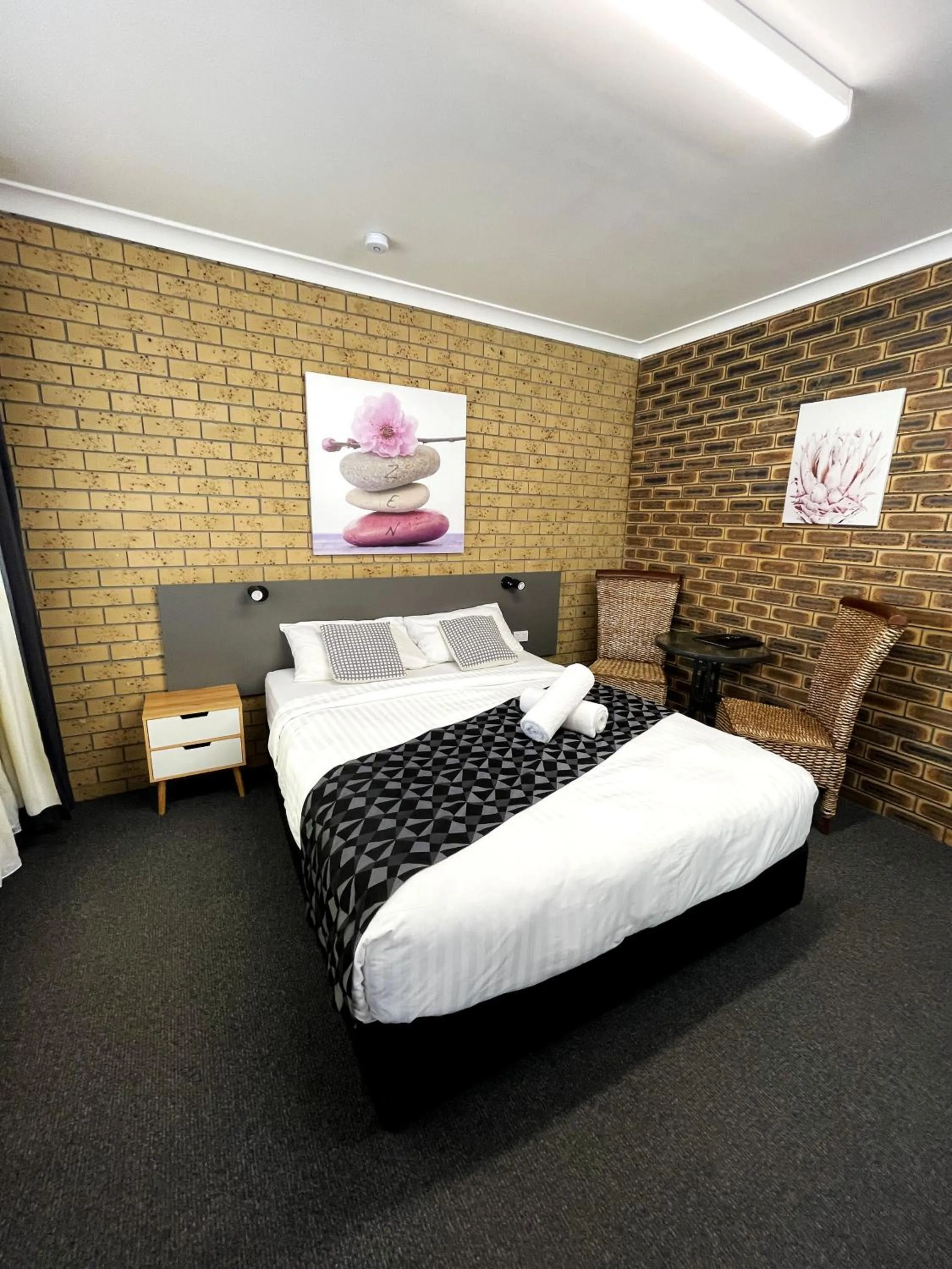 Bed in Squatters Homestead Motel