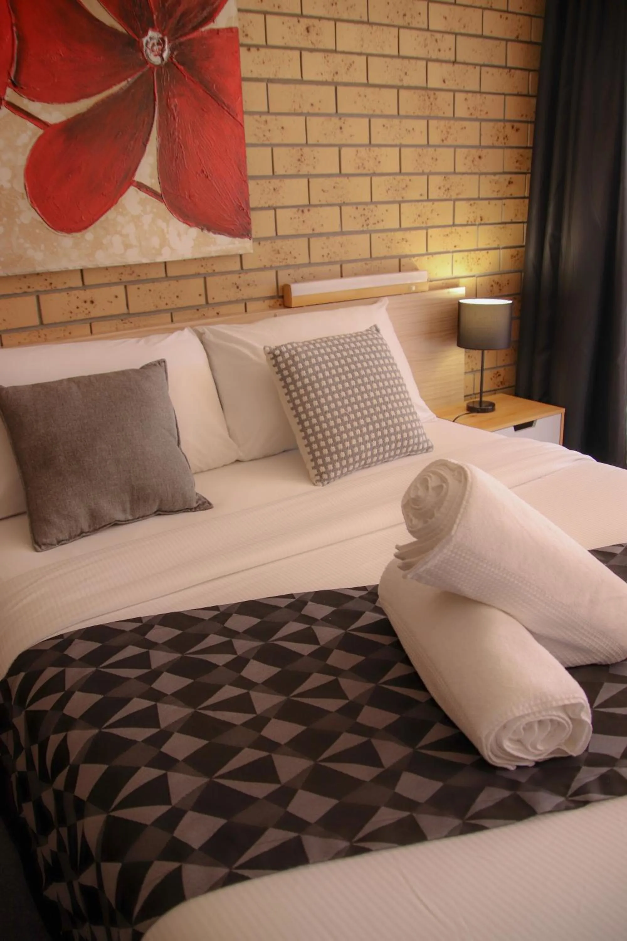 Bed in Squatters Homestead Motel