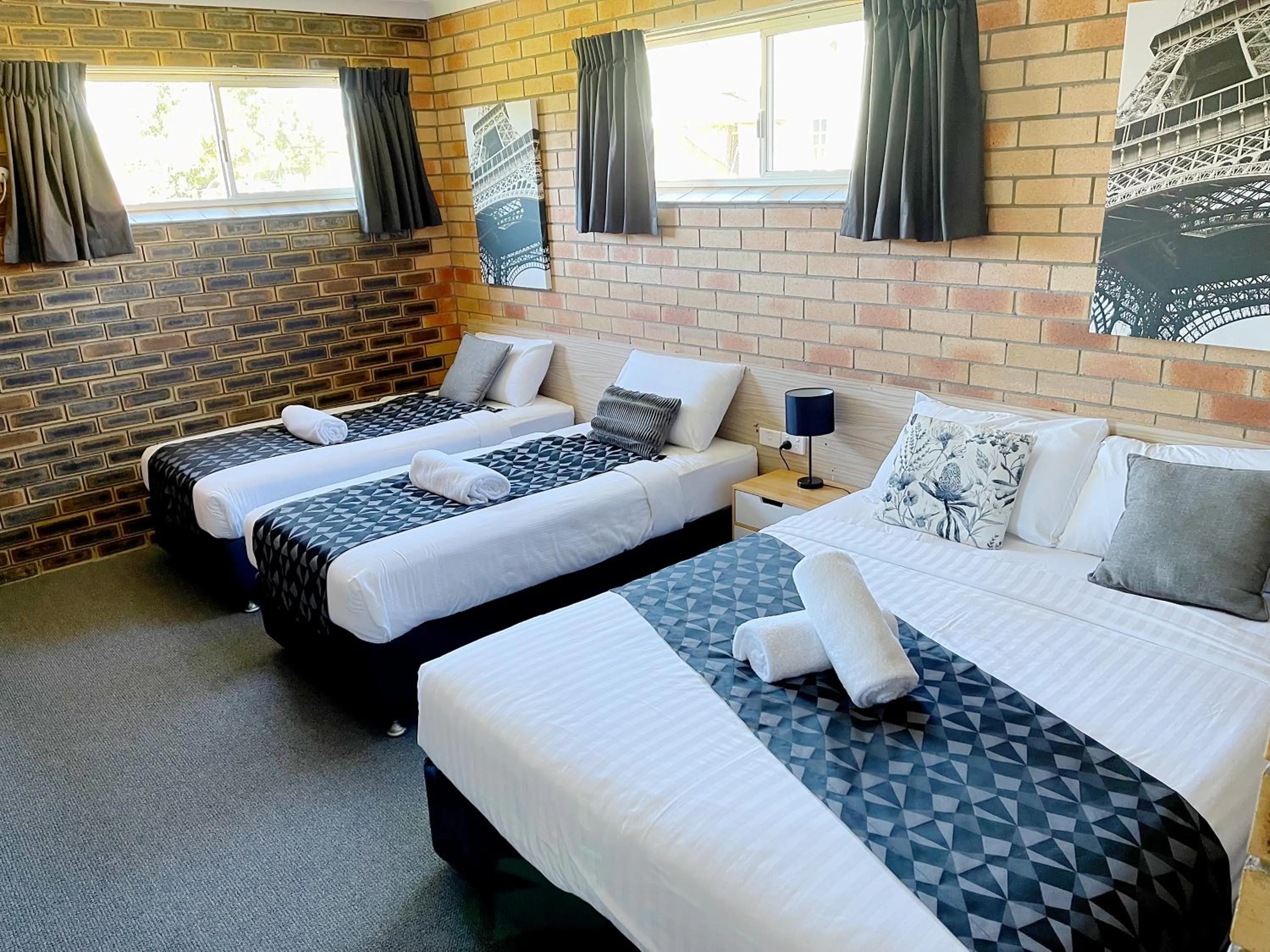 Bed in Squatters Homestead Motel