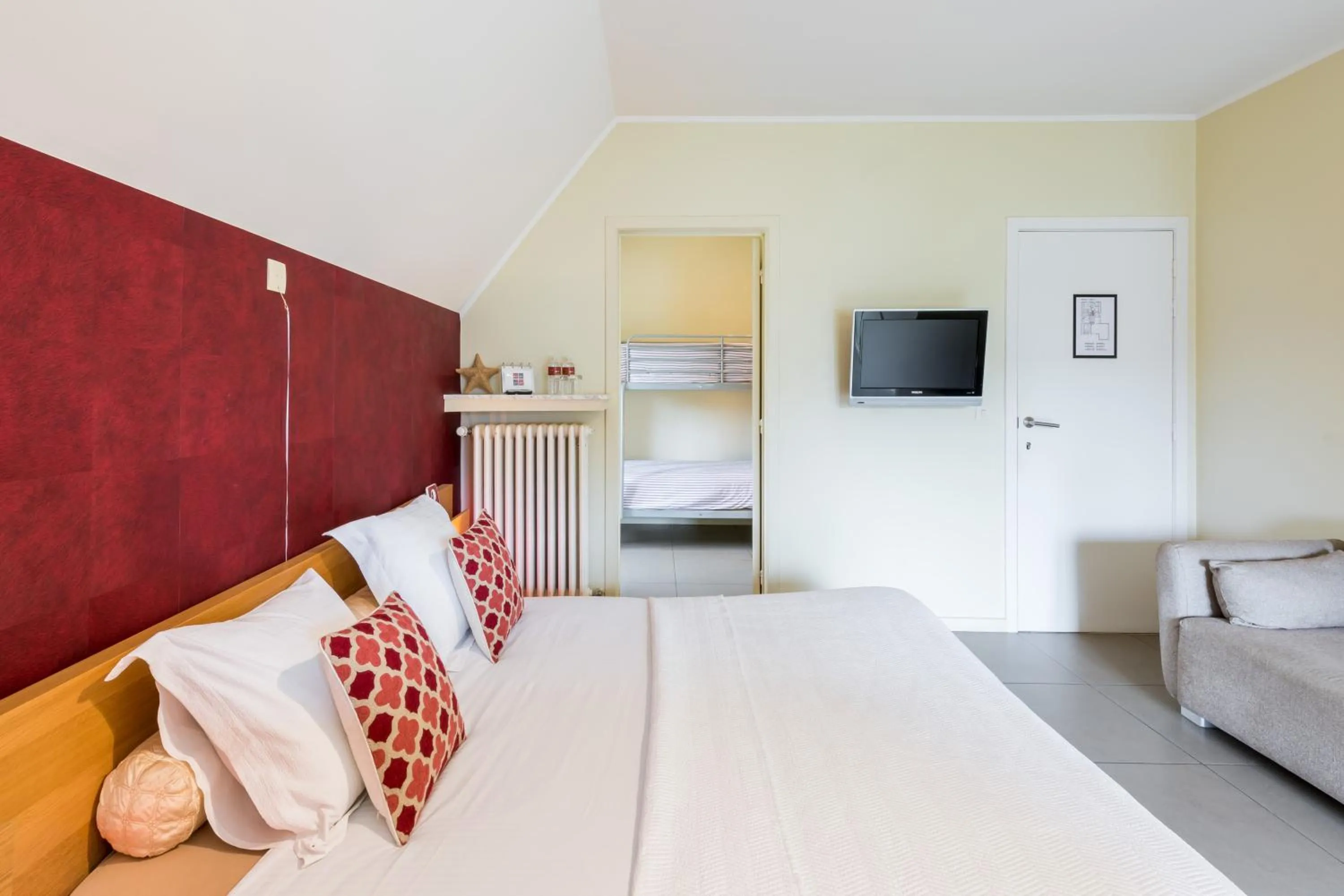 Photo of the whole room, Bed in B&B visavis