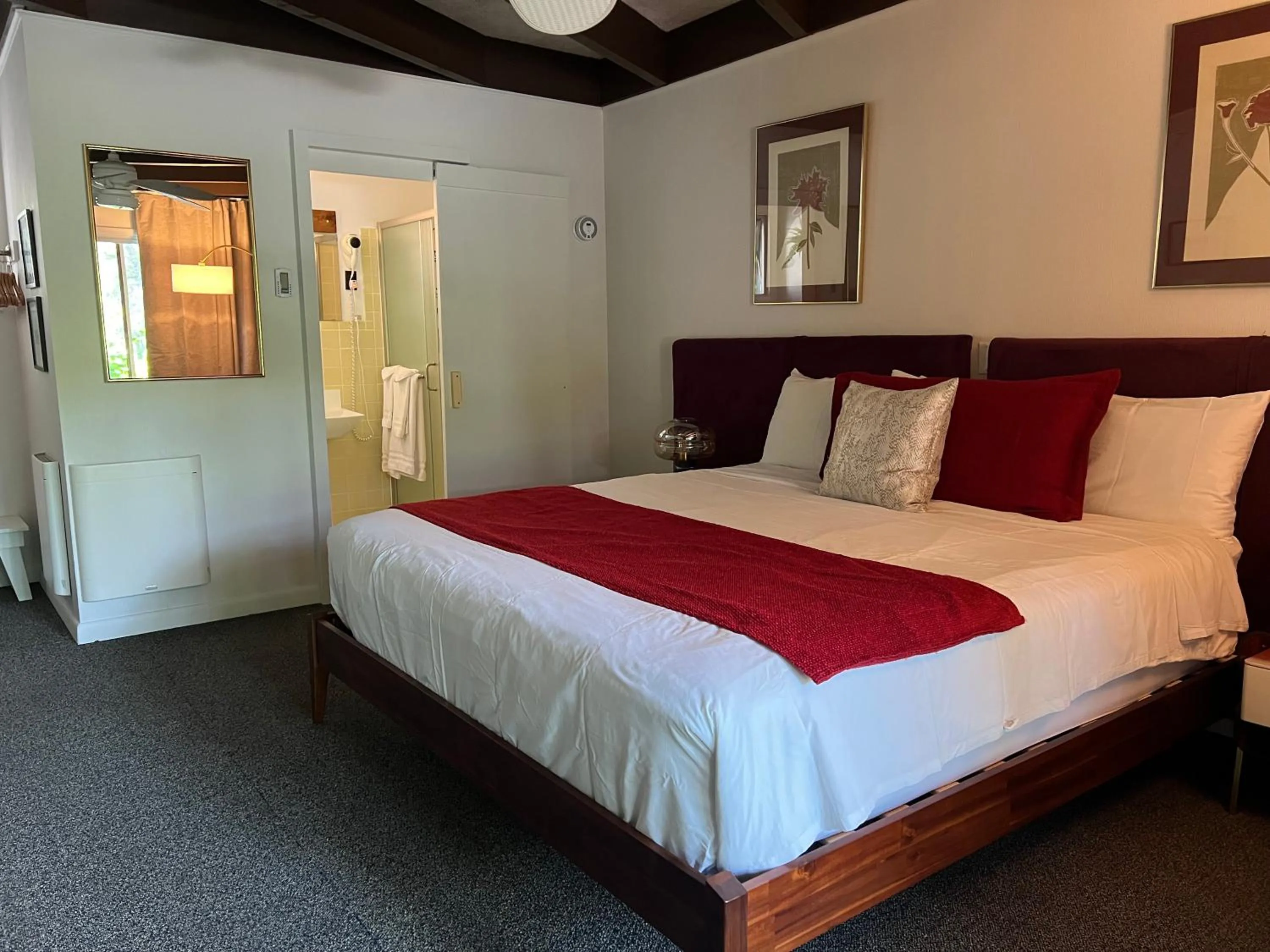 Photo of the whole room, Bed in Motel Long Lake and Cottages