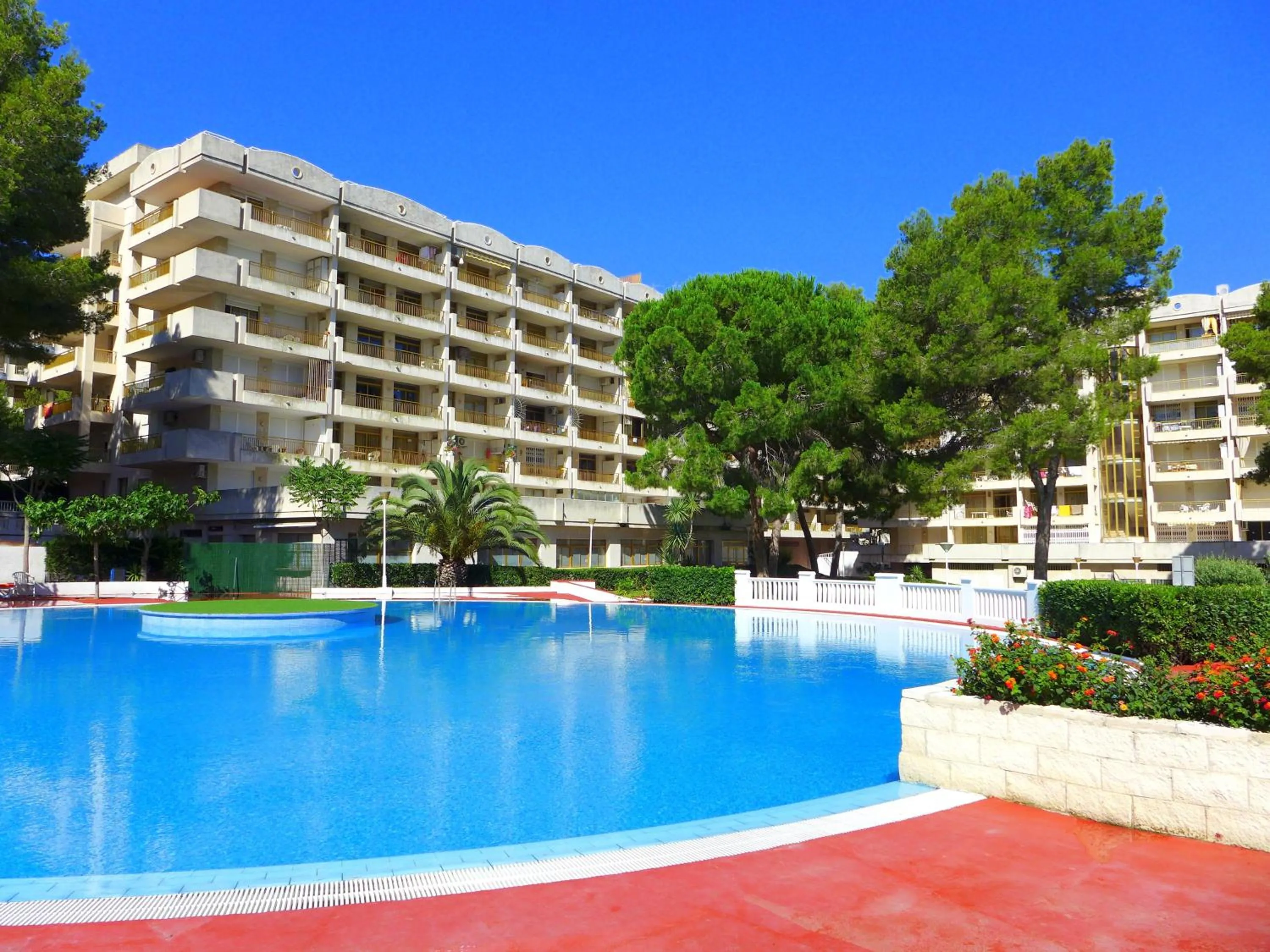Swimming pool in Catalonia Park Apartamentos