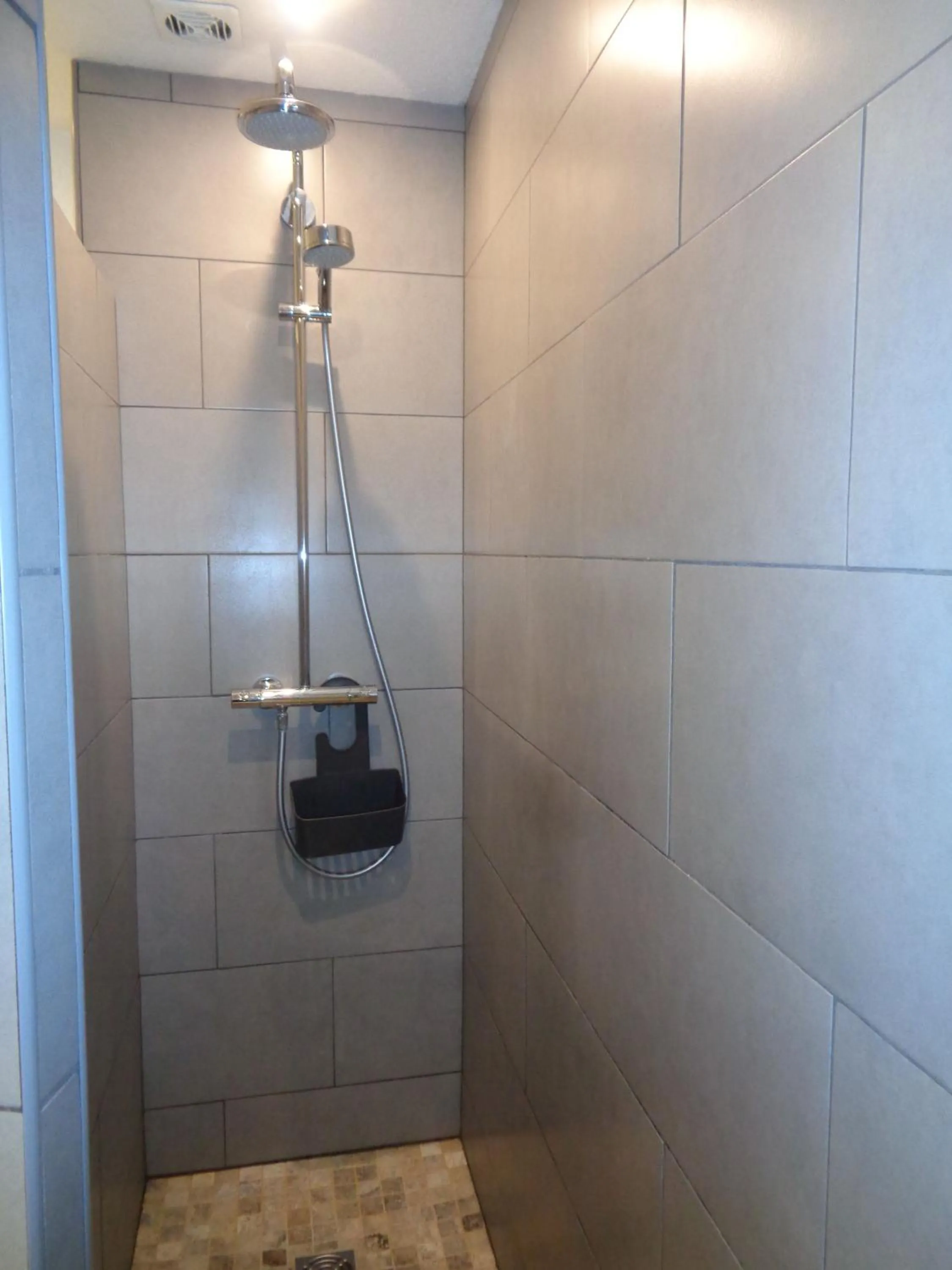 Shower in Croisette-Oasis