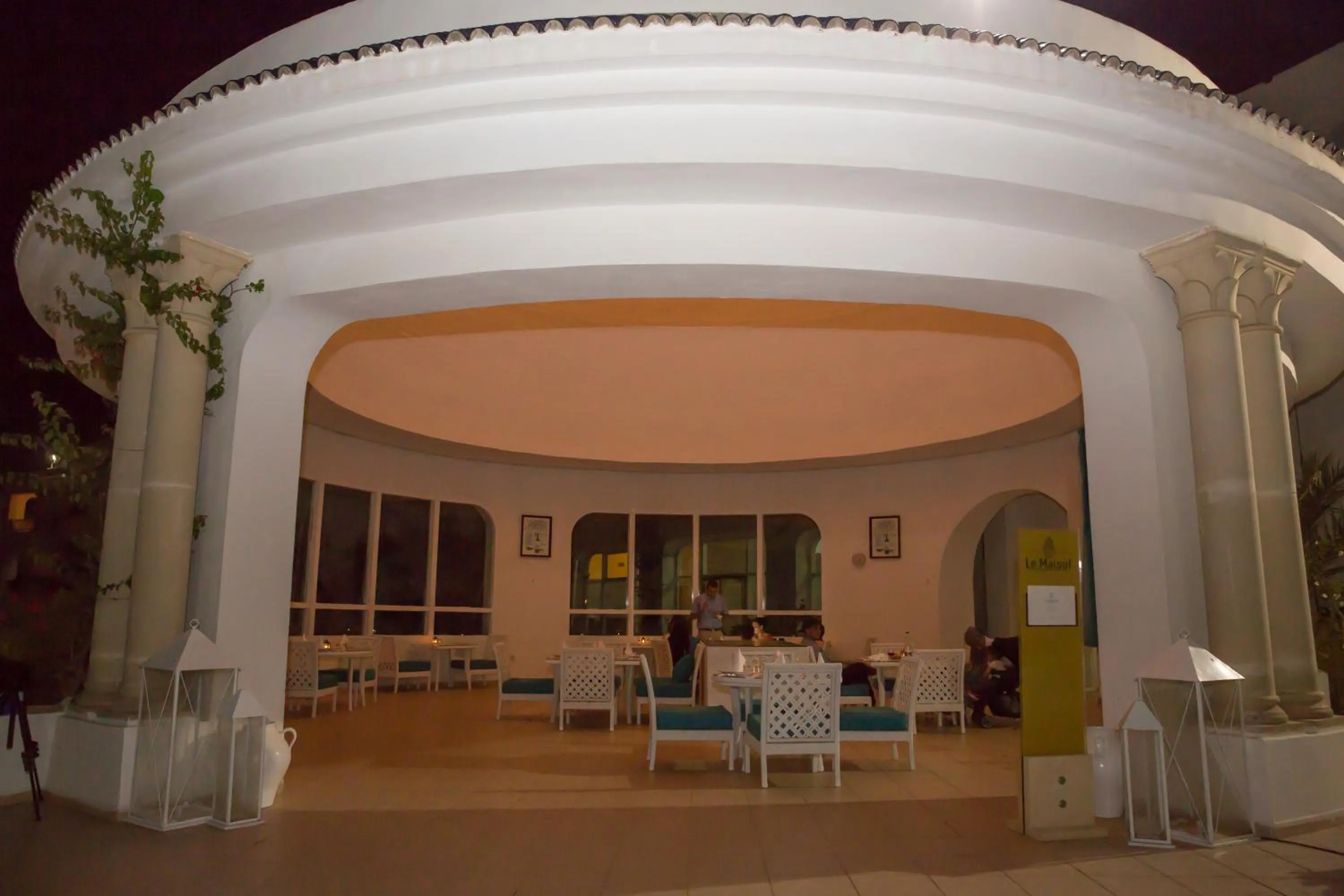 Restaurant/places to eat in Royal Tulip Taj Sultan