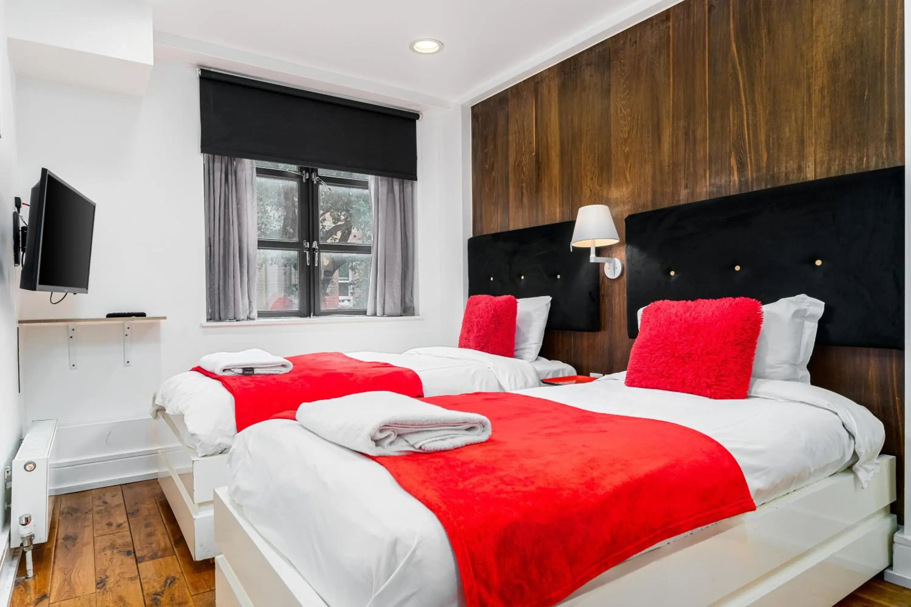 Superior Twin Room with City View in The Whitechapel Superior Twin Room with City View in The Whitechapel