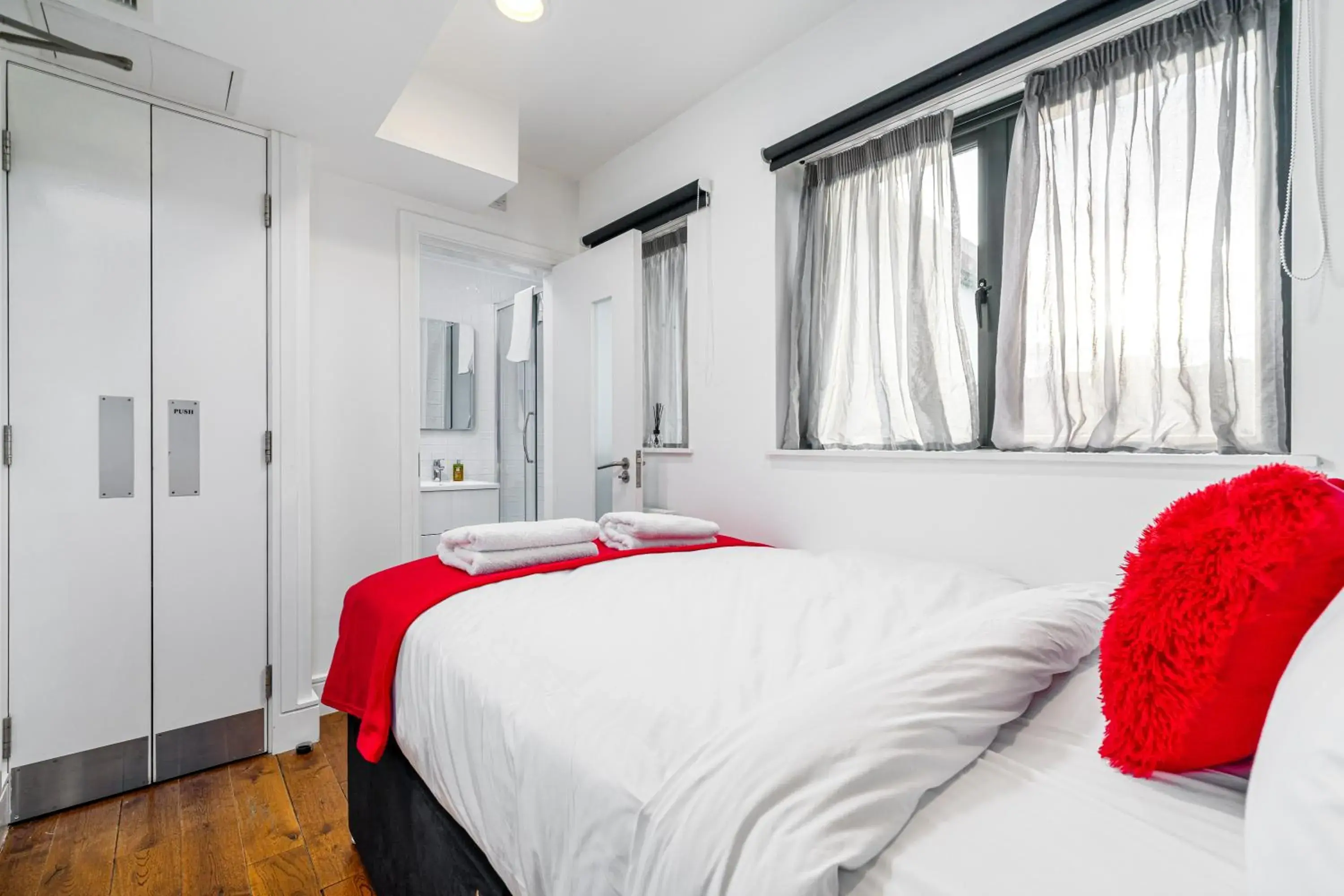 Small Double Room in The Whitechapel Small Double Room in The Whitechapel