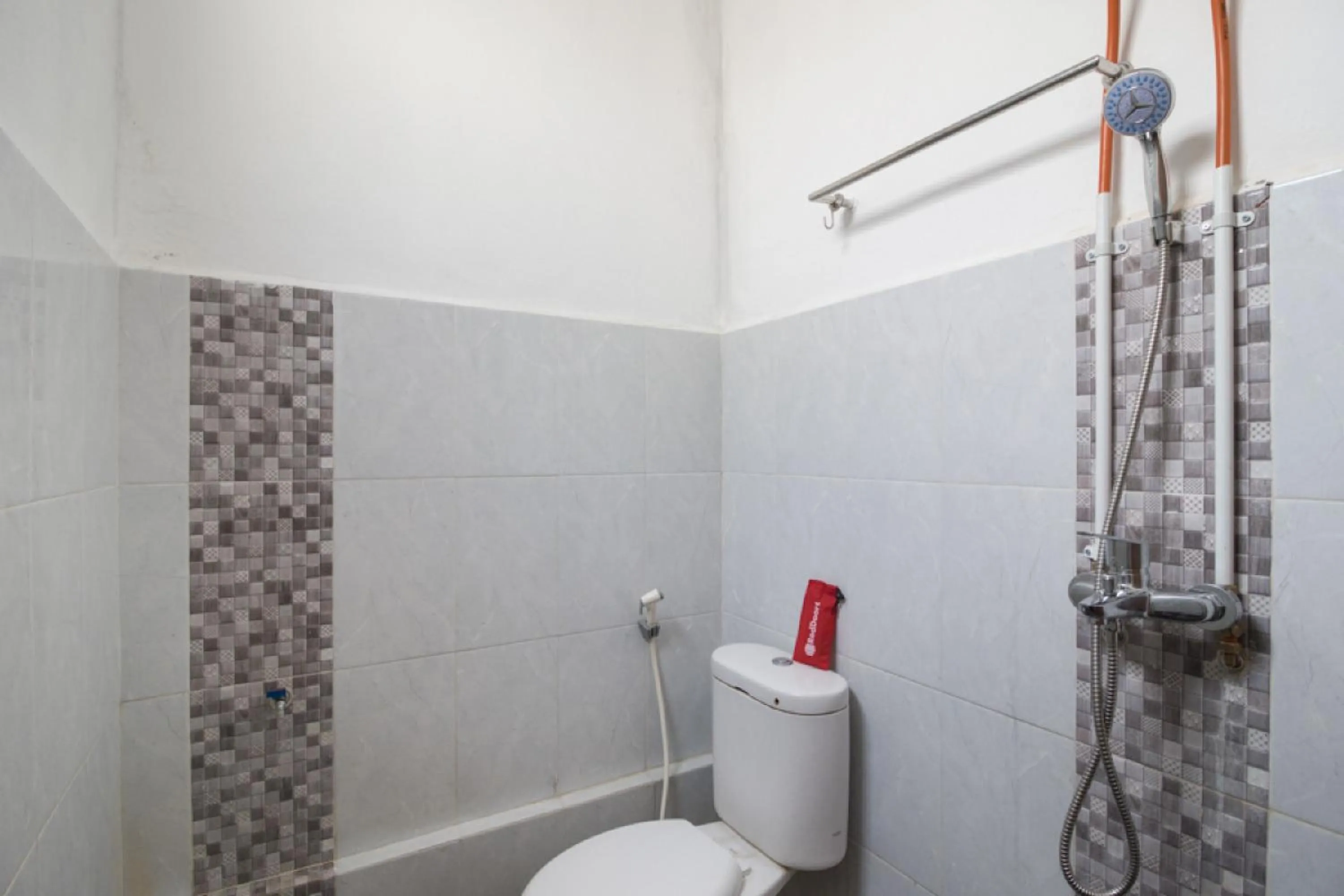 Bathroom in RedDoorz @ Sagan Jogja 2