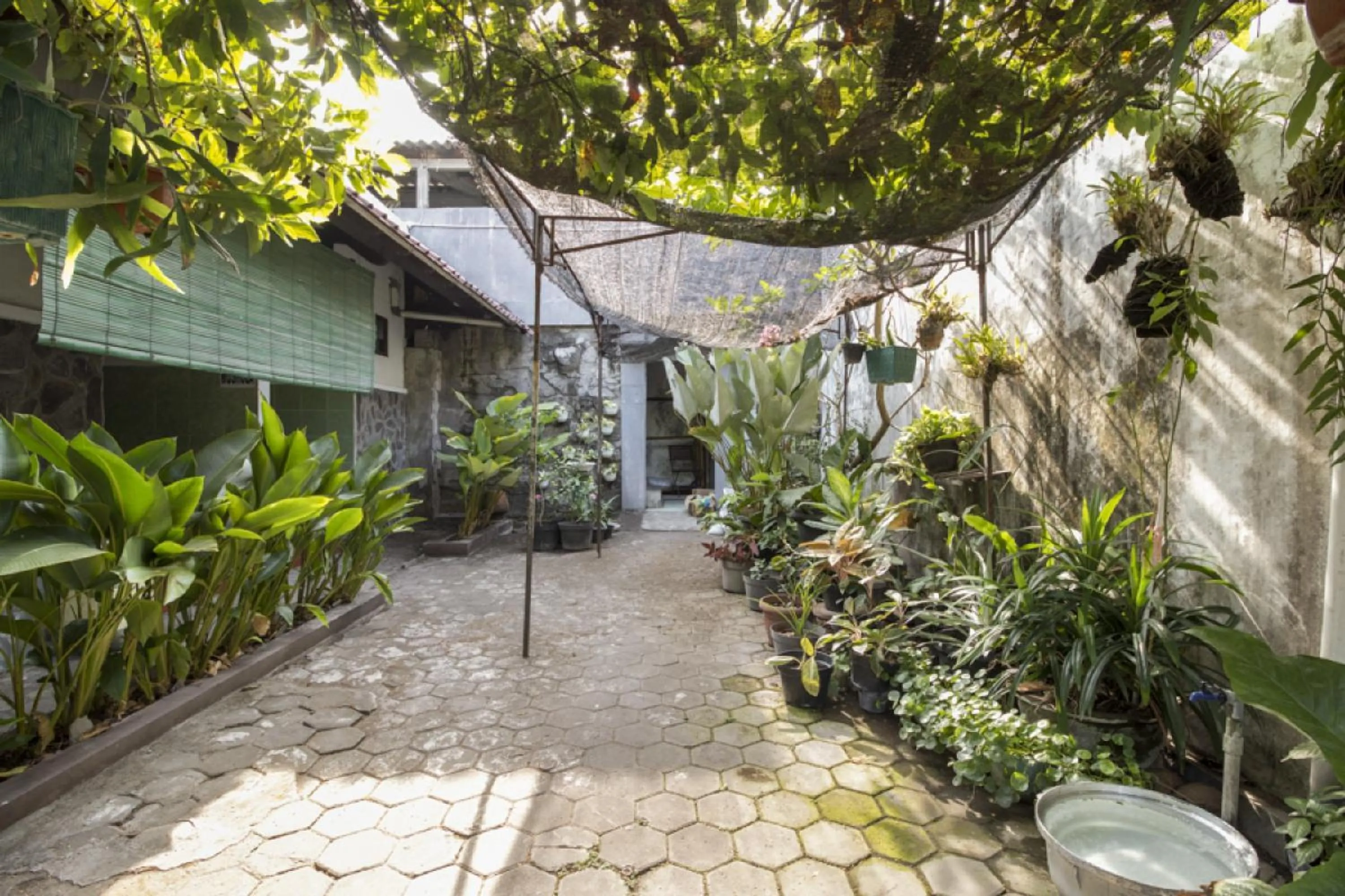 Garden in RedDoorz @ Sagan Jogja 2