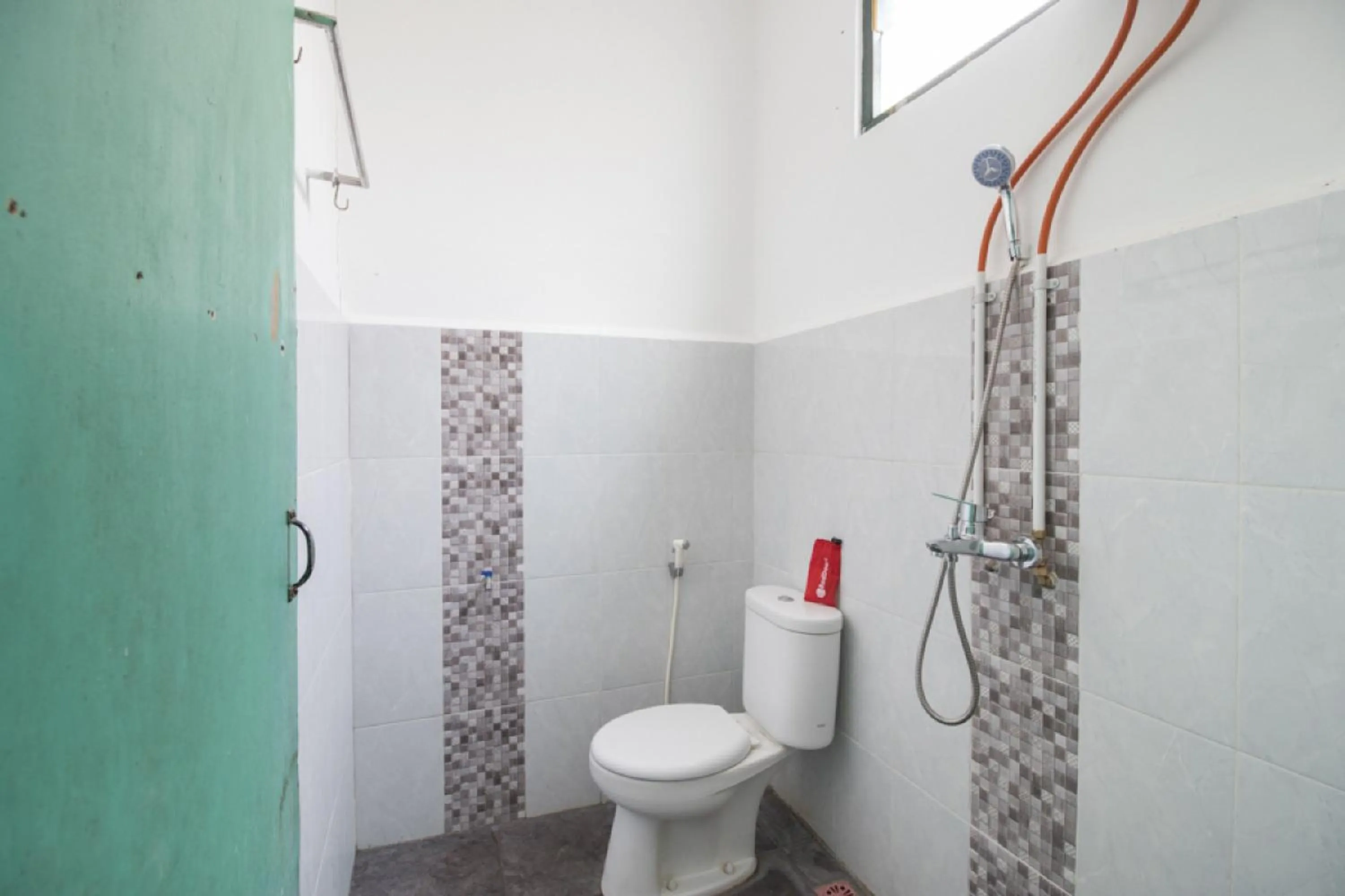 Bathroom in RedDoorz @ Sagan Jogja 2