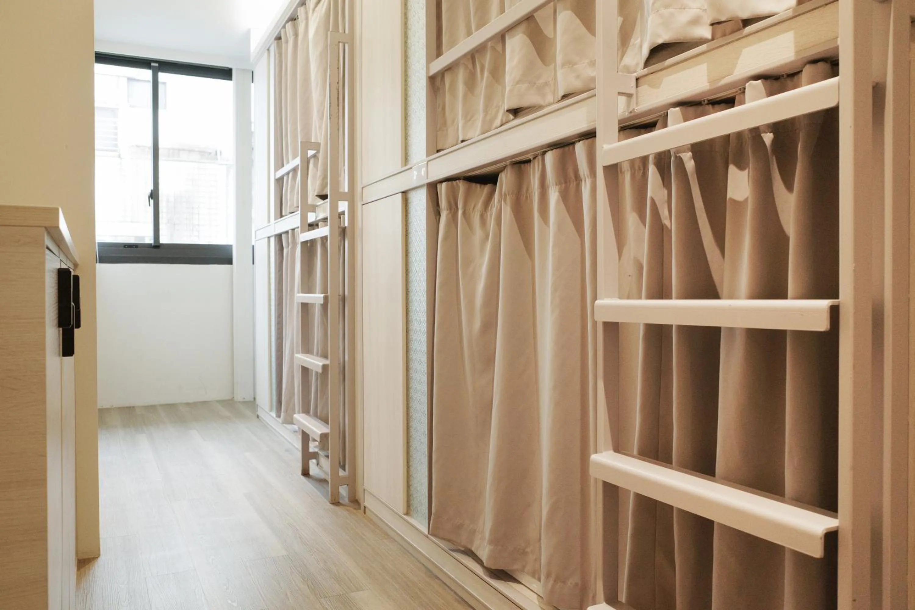 Photo of the whole room, Bed in Meander 1948