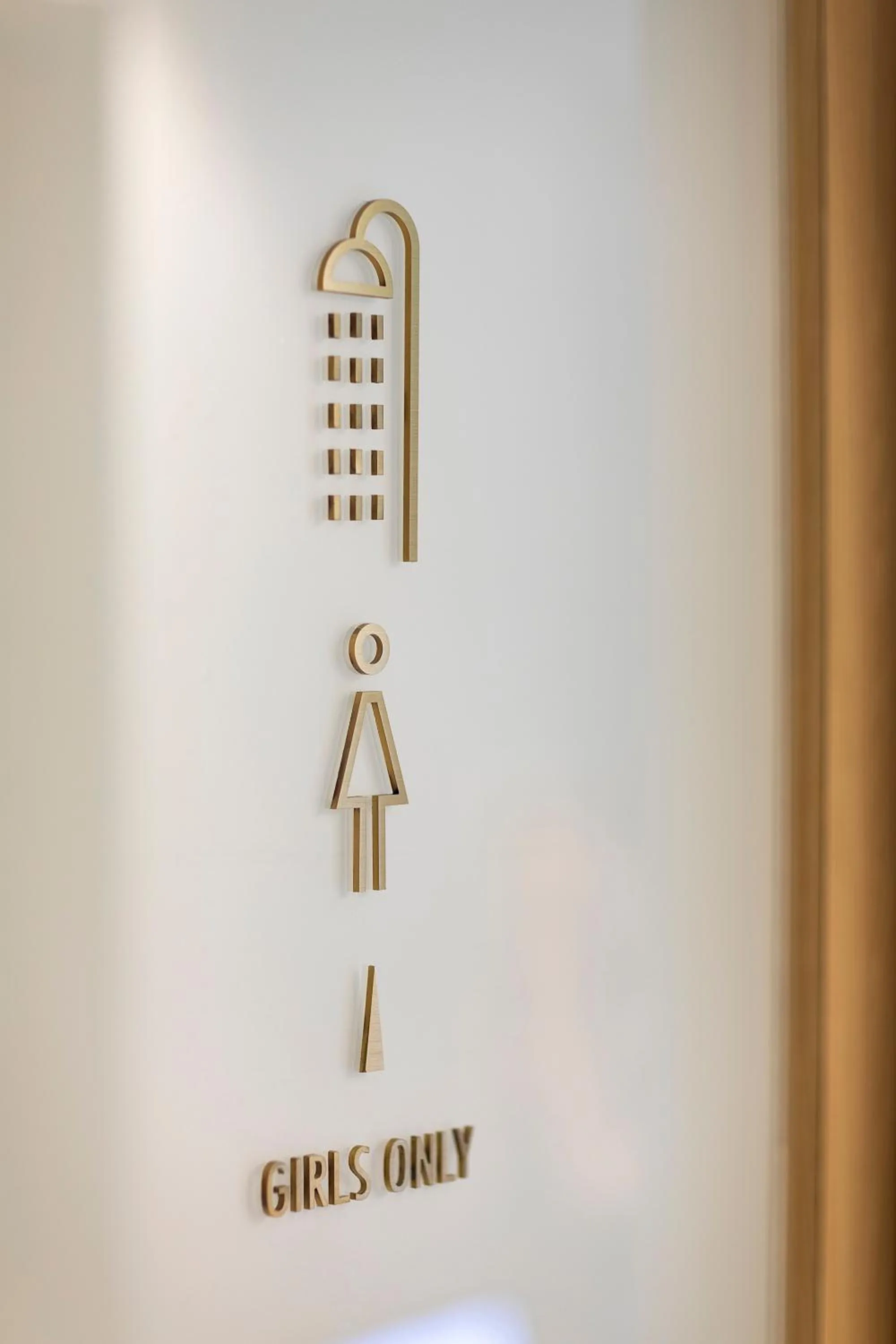 Text overlay in Meander 1948