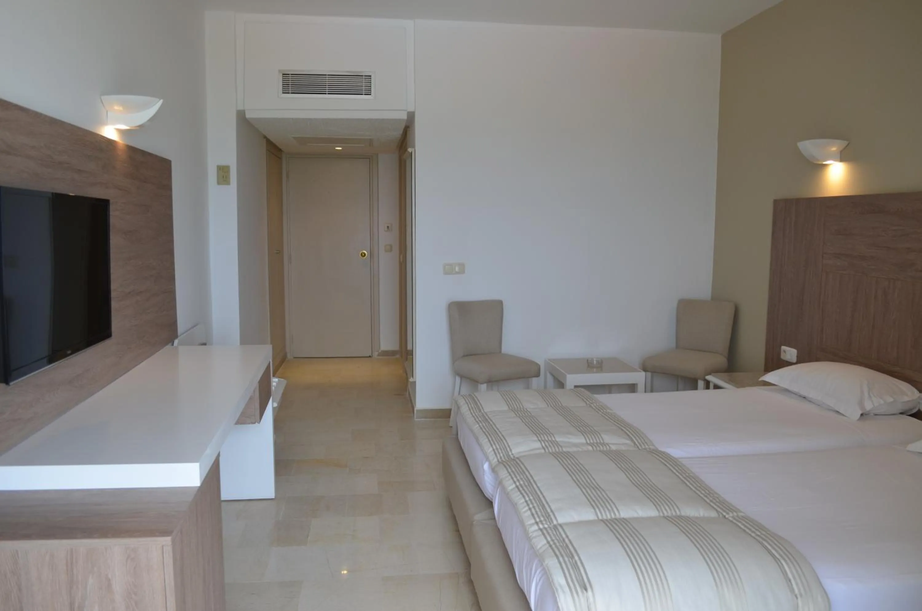 Bed, TV/Entertainment Center in Helya Beach Resort