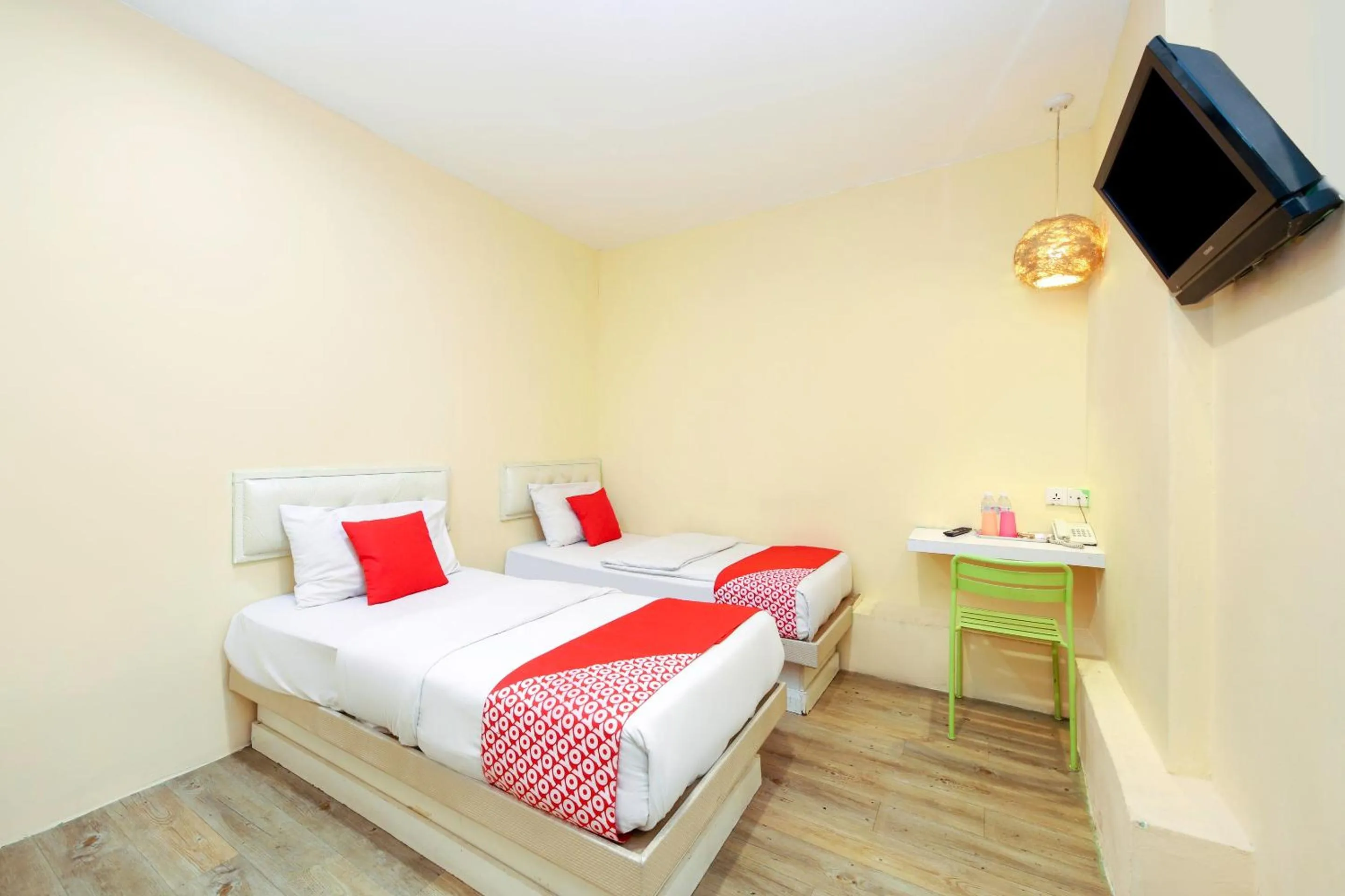 Bedroom, Bed in OYO 479 The Green Hotel