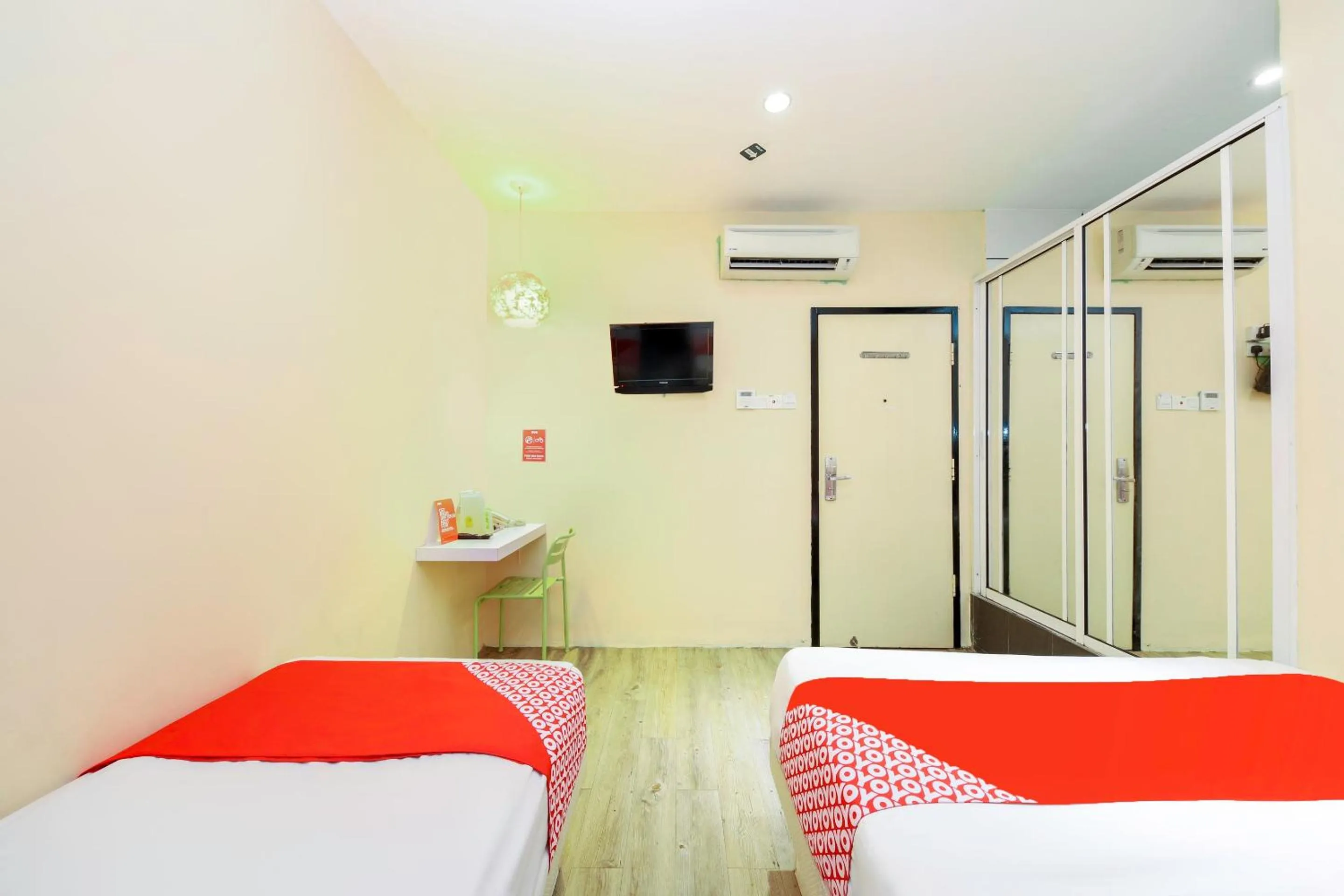 Bedroom, Bed in OYO 479 The Green Hotel