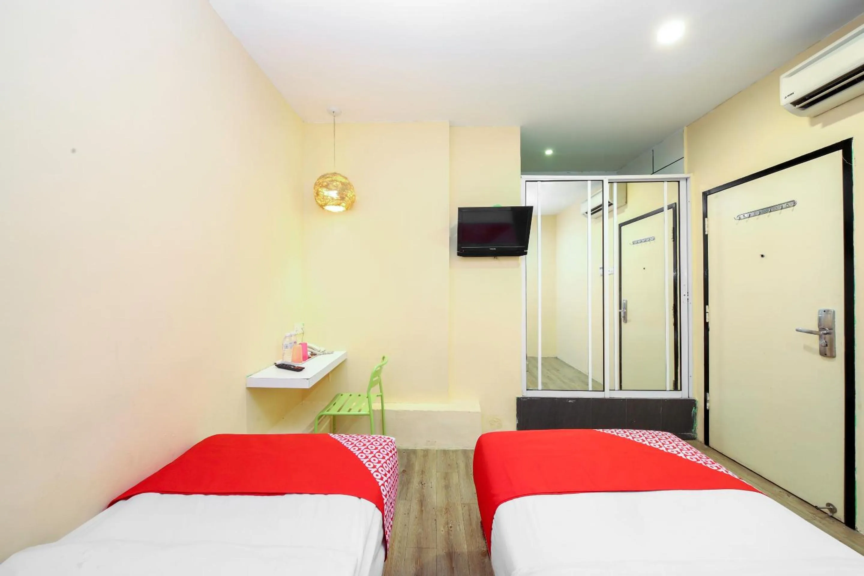 Bedroom, Bed in OYO 479 The Green Hotel