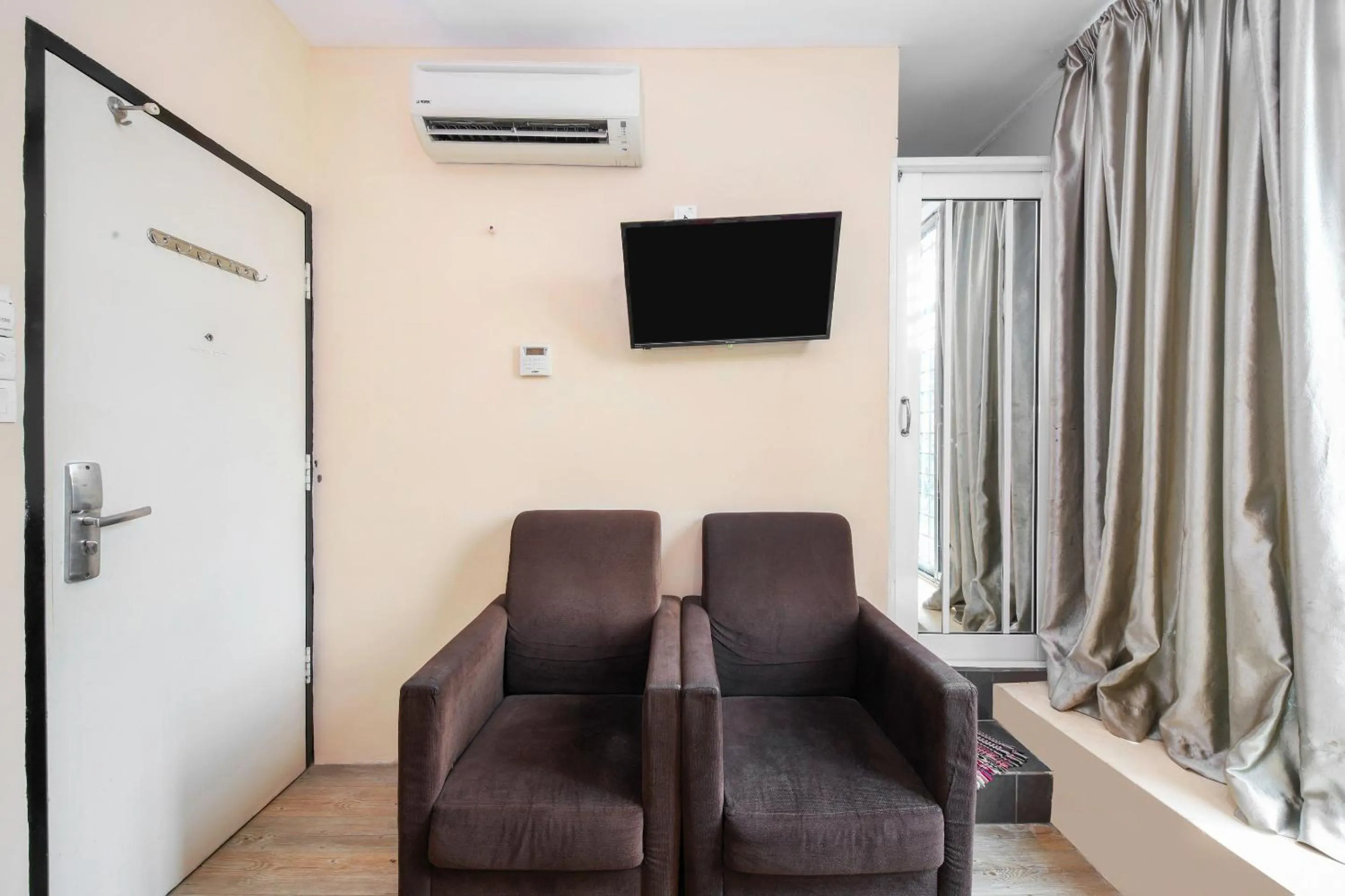 Bedroom in OYO 479 The Green Hotel