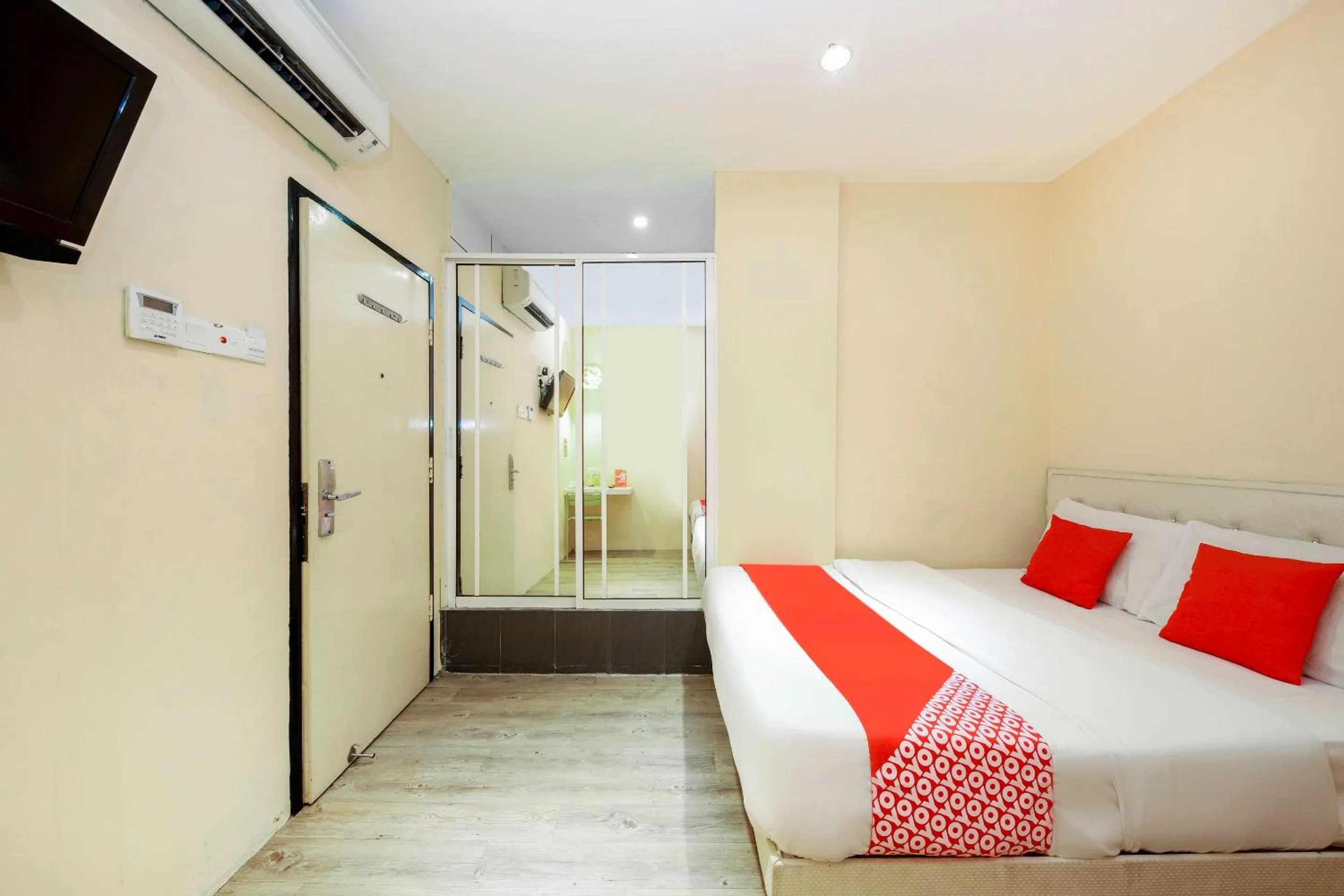 Bedroom, Bed in OYO 479 The Green Hotel