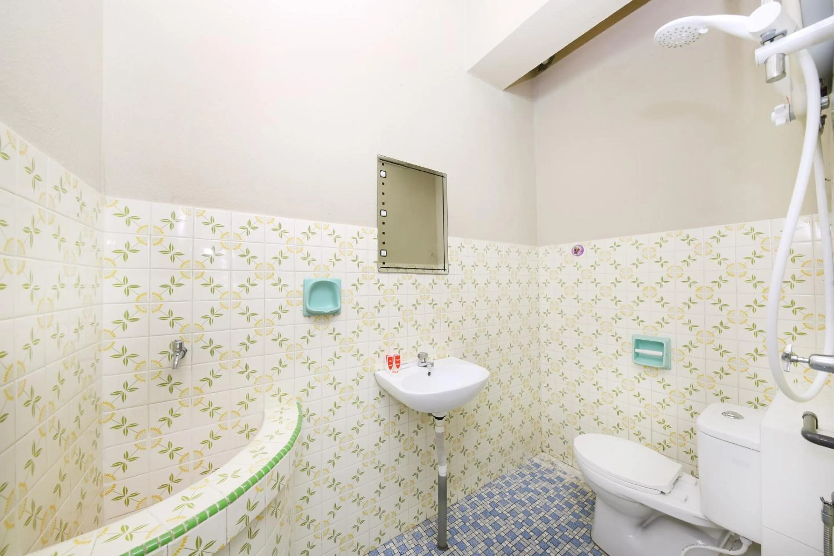 Bathroom in OYO 507 Aikka Hotel