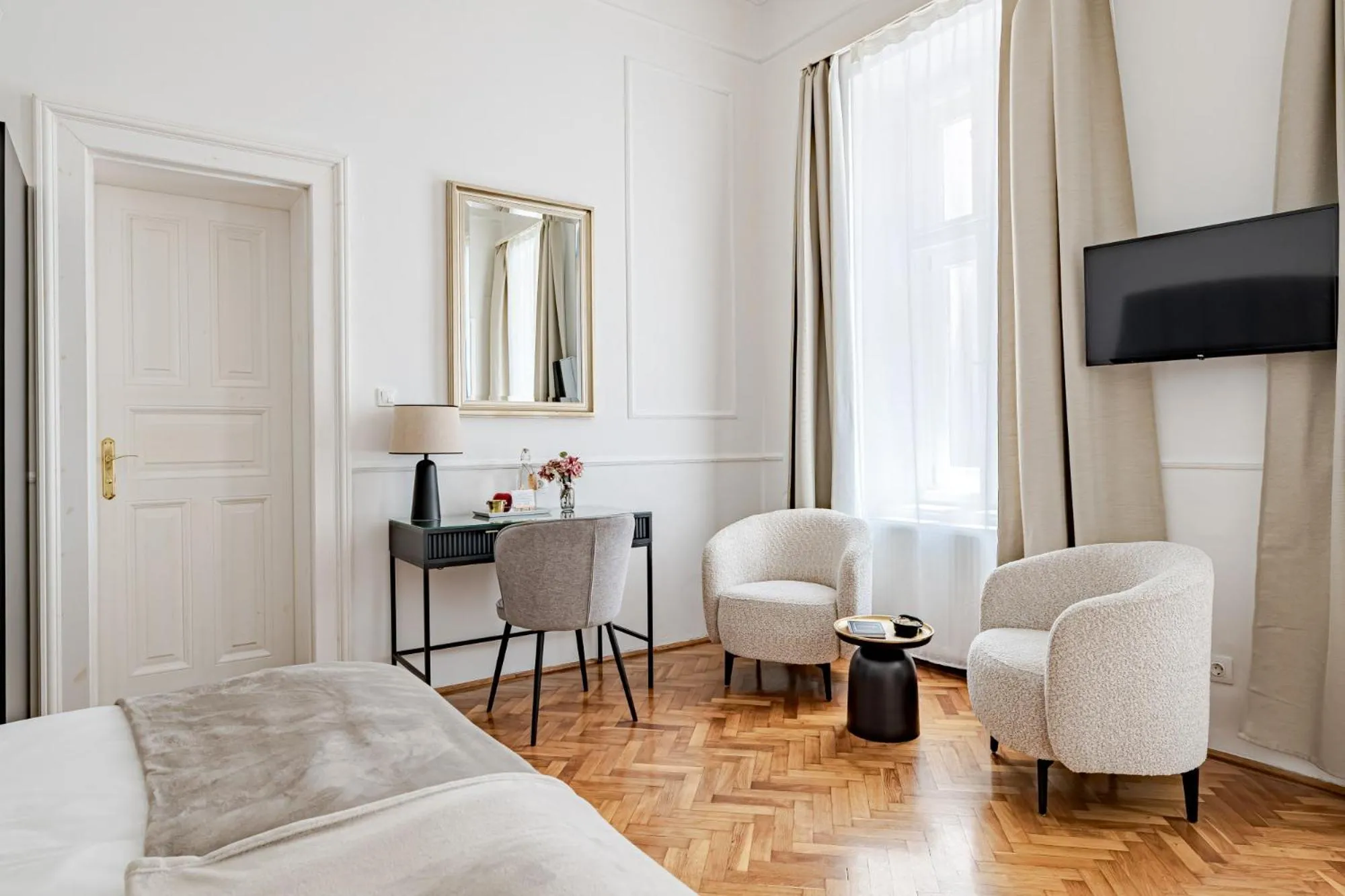 Seating area, Bed in Beletage-Boutique Hotel