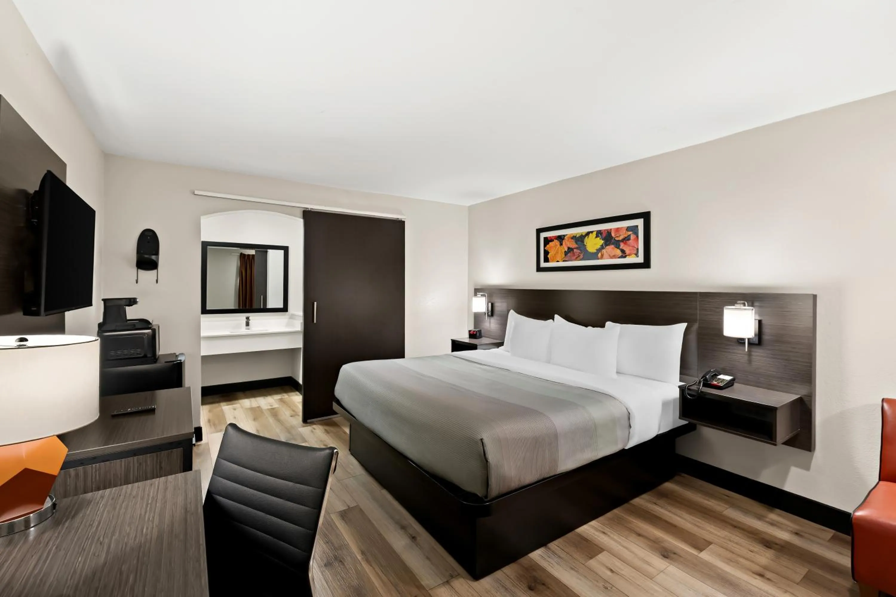 Bed in Quality Inn & Suites Dumas