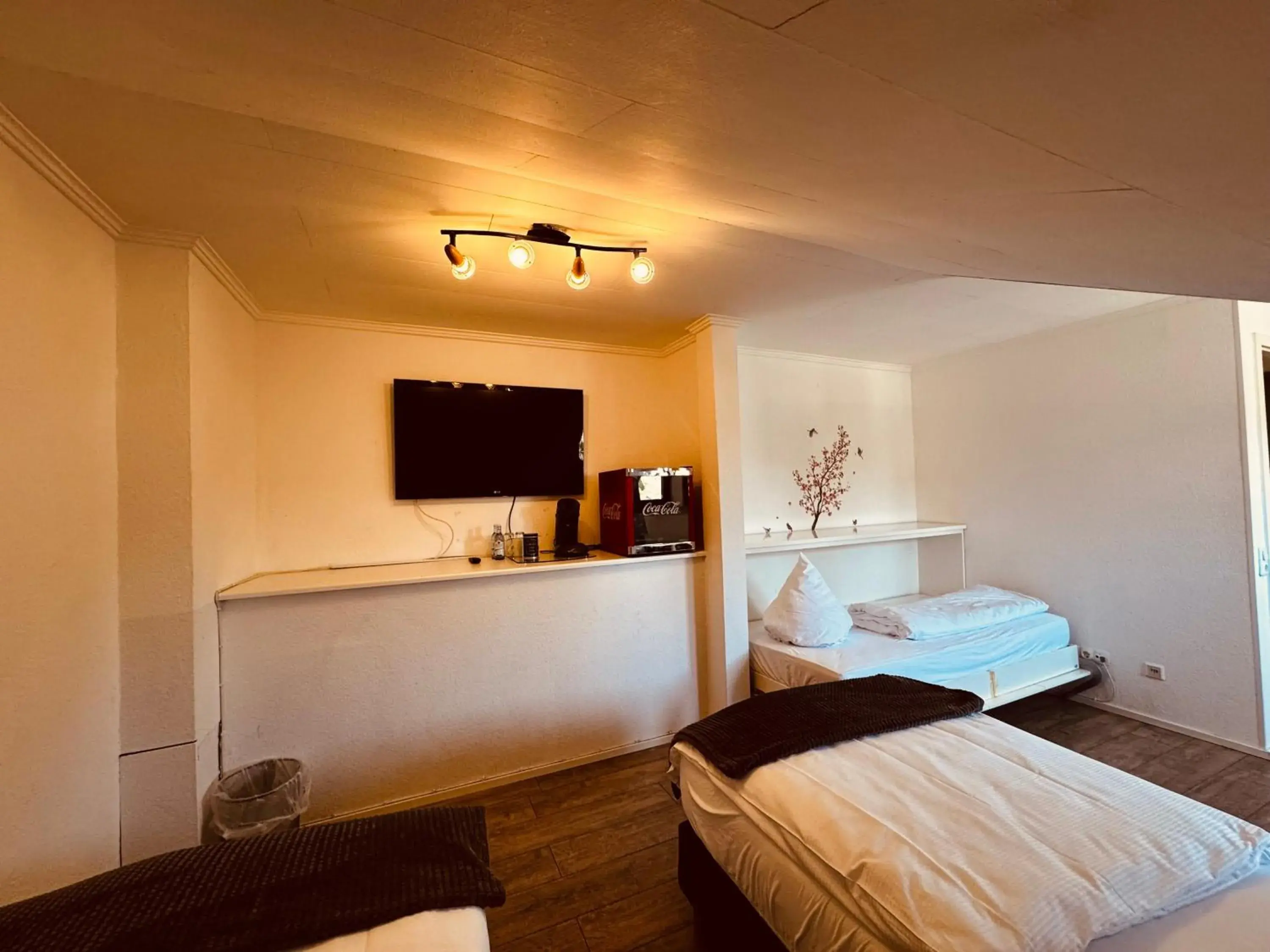 Triple Room with Private Bathroom in Oberkasseler Hof Bonn Triple Room with Private Bathroom in Oberkasseler Hof Bonn