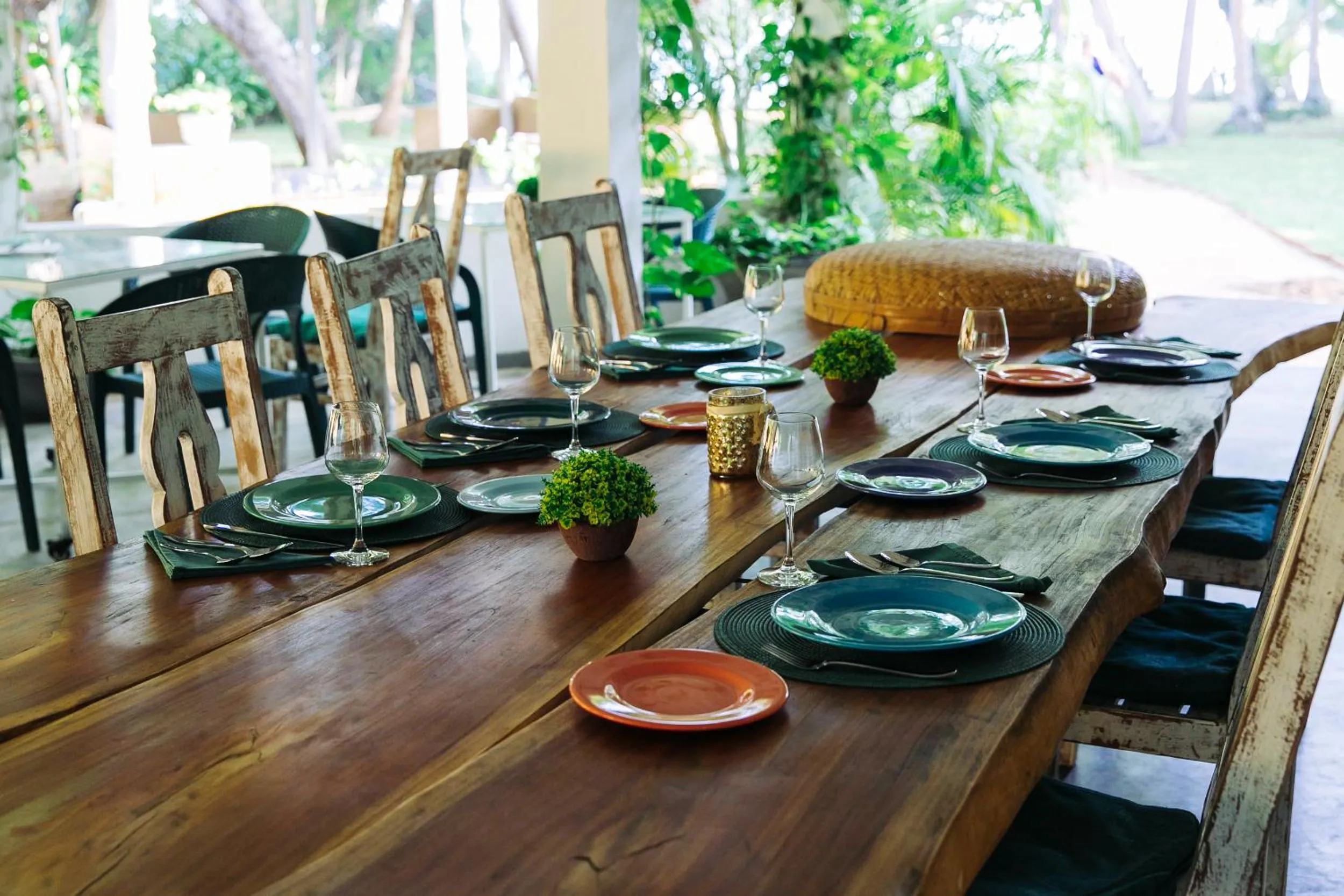 Restaurant/places to eat in FIVE