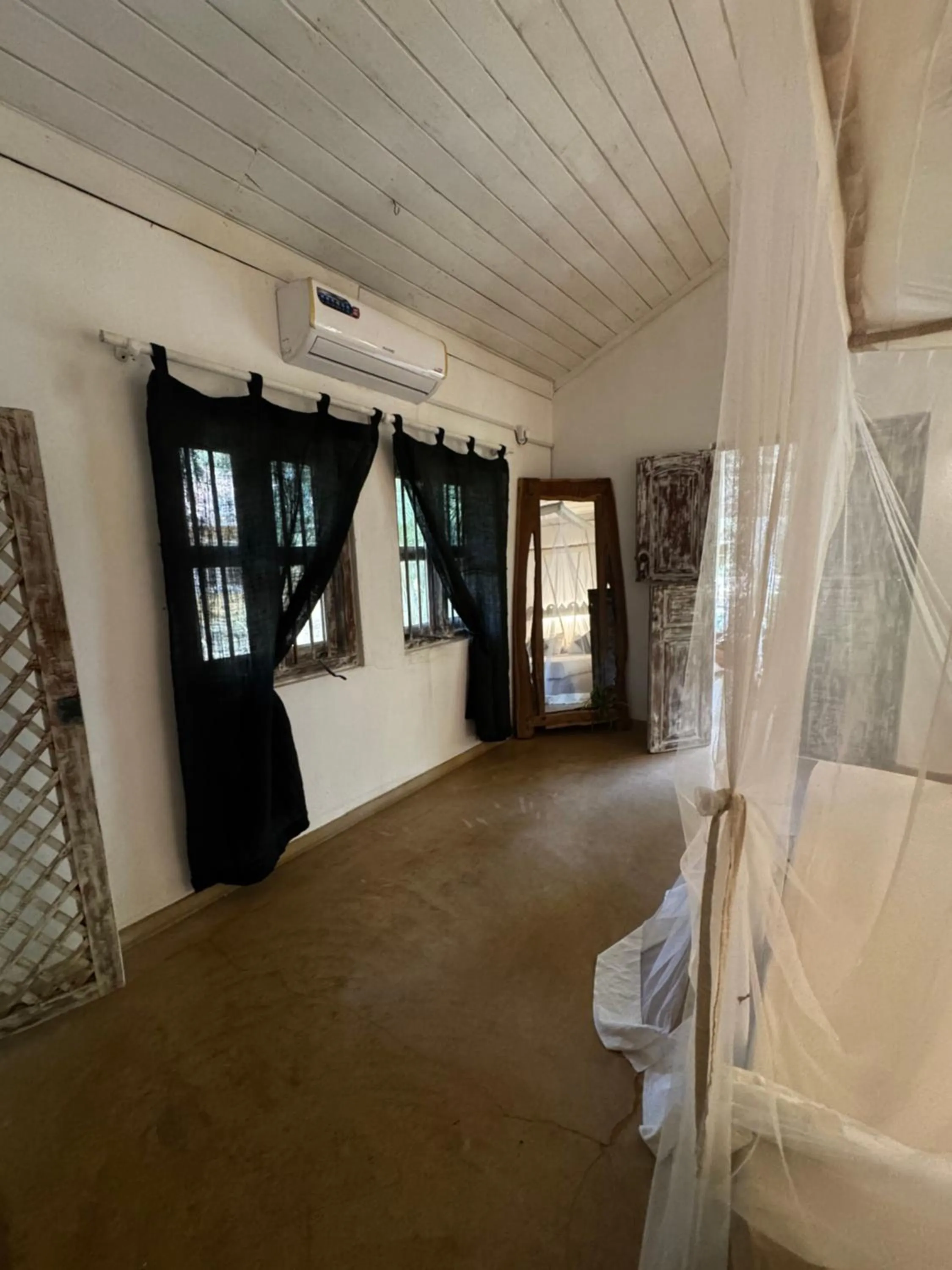 Photo of the whole room in FIVE