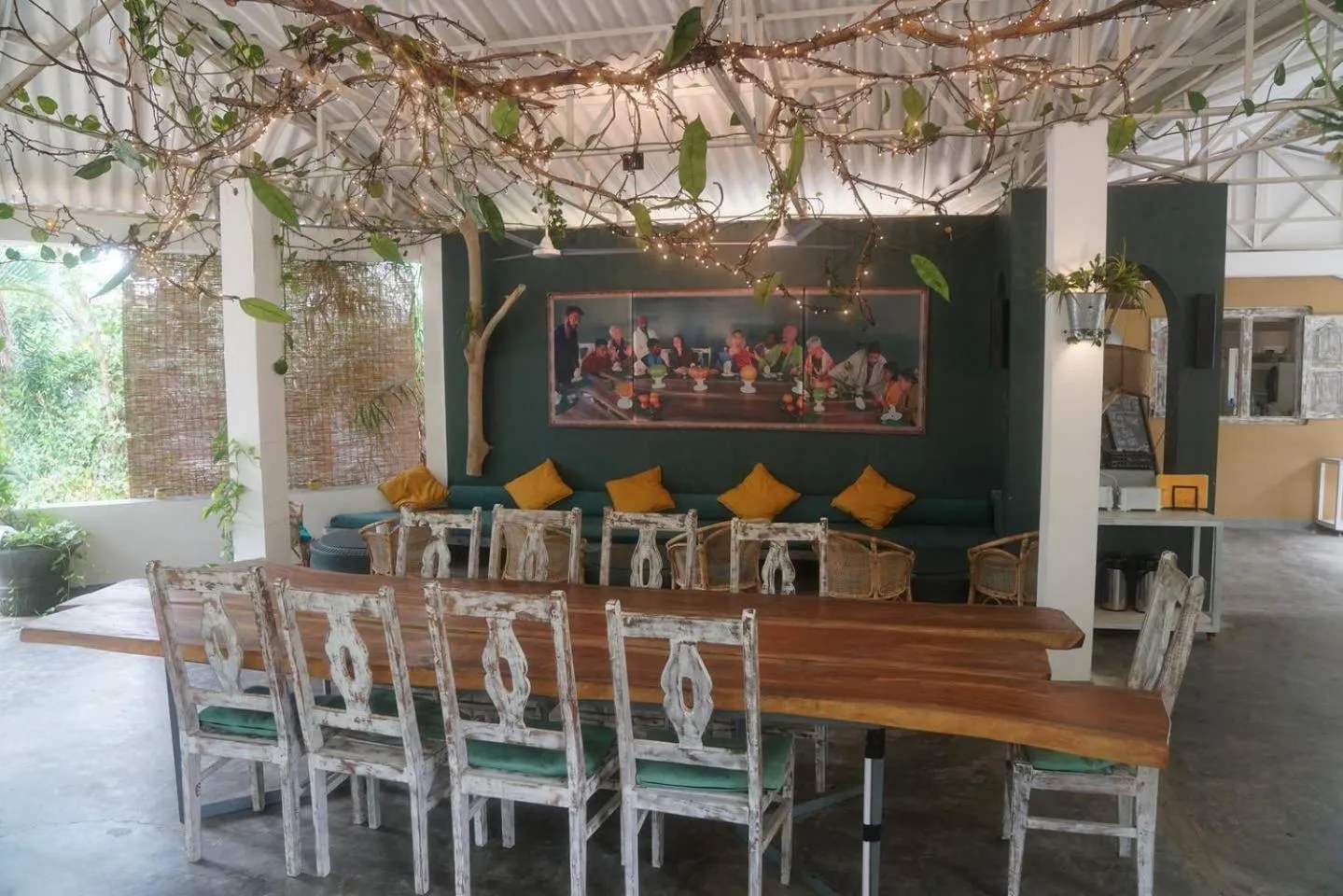 Restaurant/places to eat in FIVE