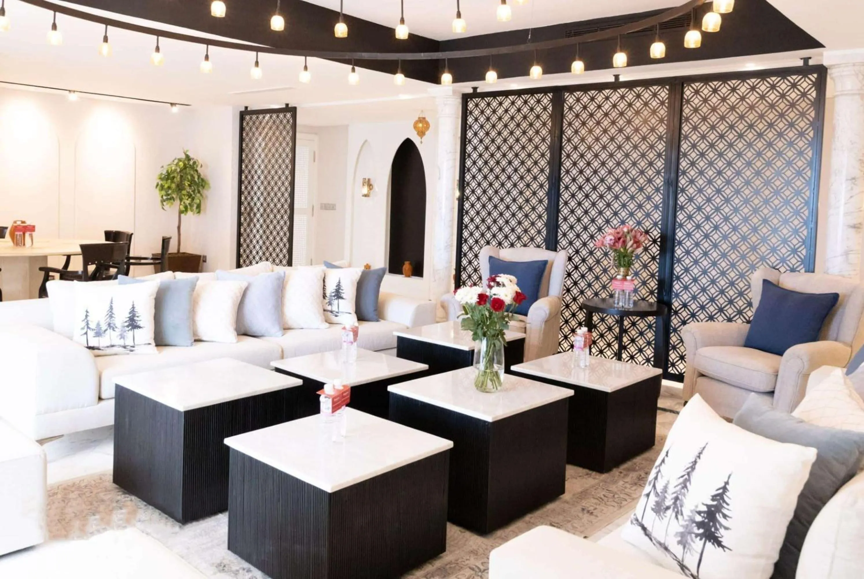 Lounge or bar in Ramada Plaza by Wyndham Tunis