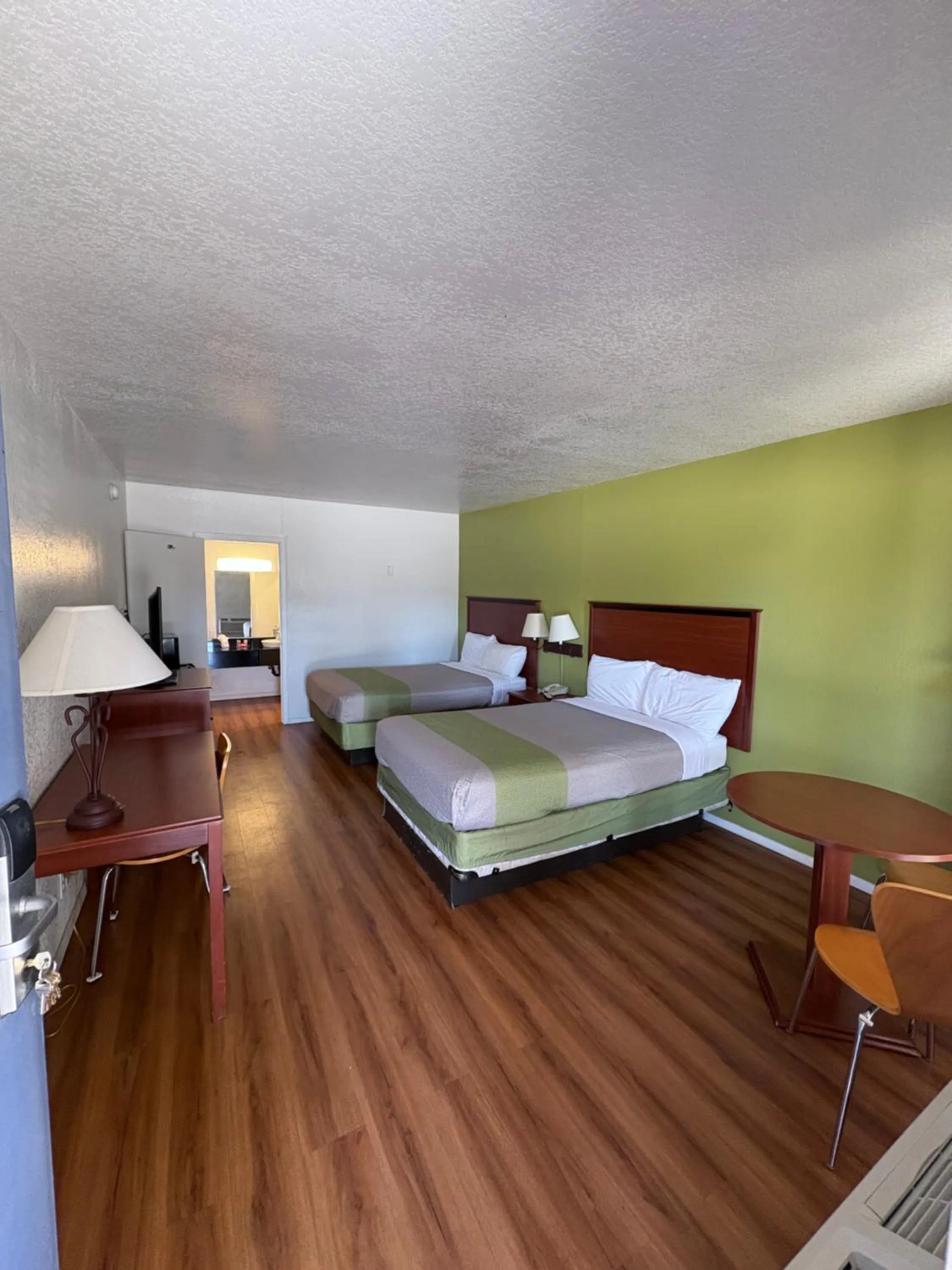 Photo of the whole room, Bed in Econo Lodge