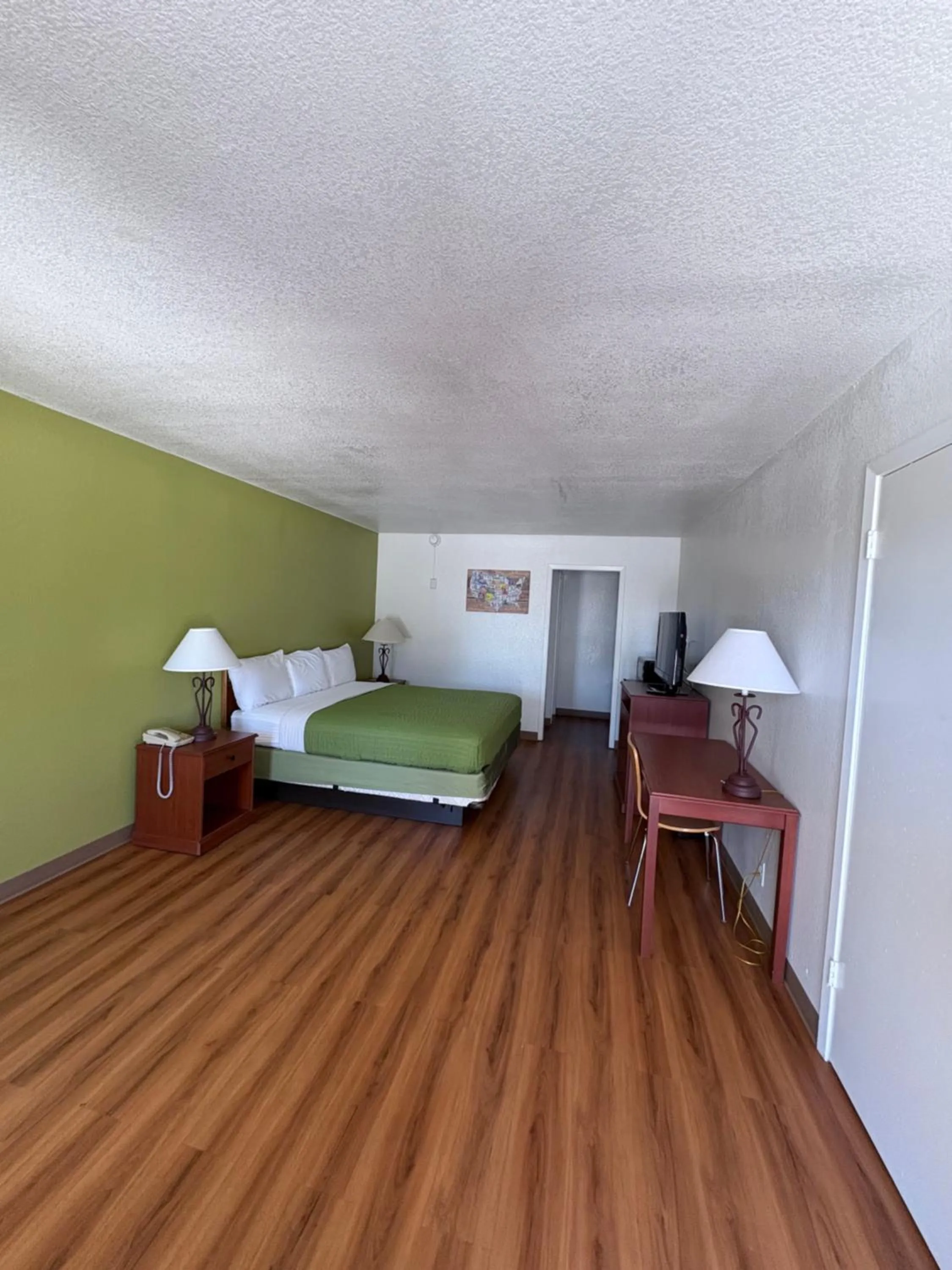 Photo of the whole room, Bed in Econo Lodge