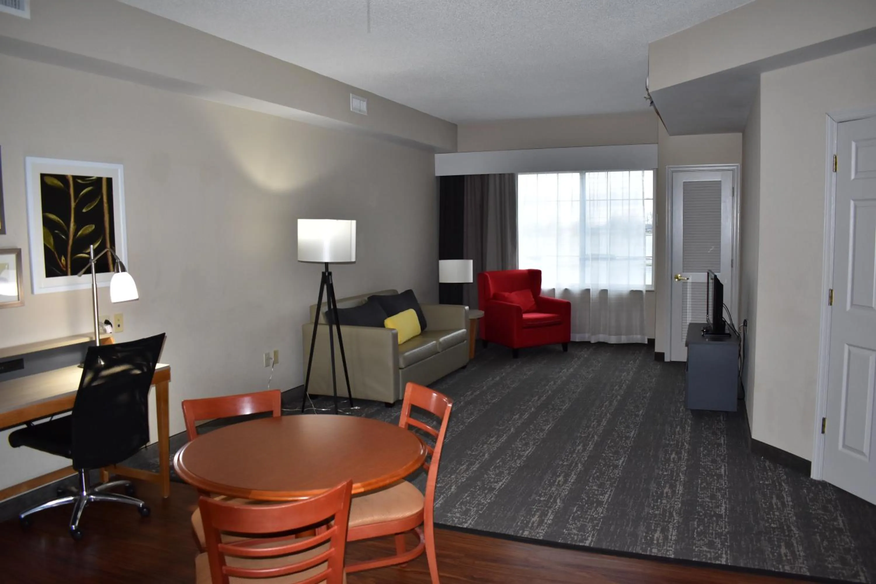 Living room in Country Inn & Suites by Radisson, Hagerstown, MD