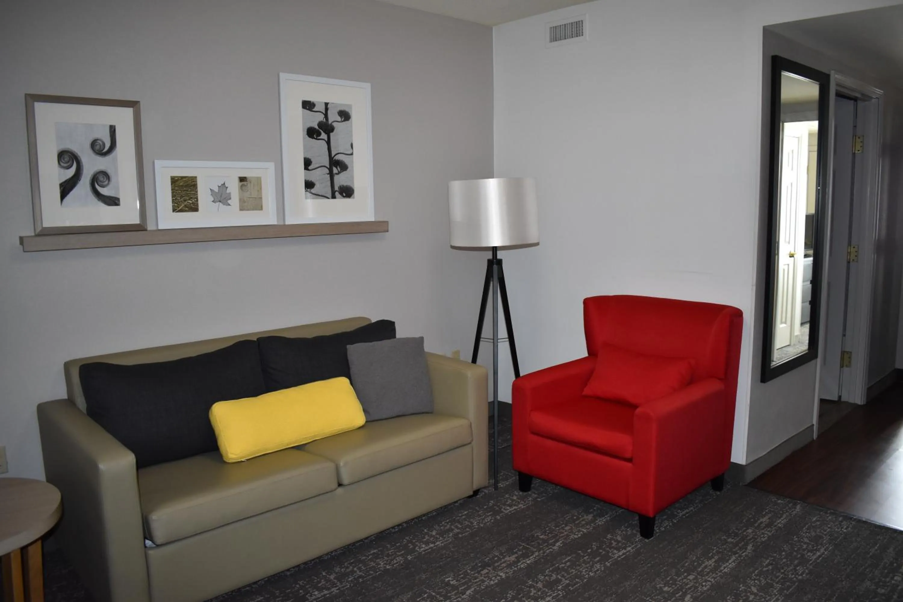 Living room in Country Inn & Suites by Radisson, Hagerstown, MD