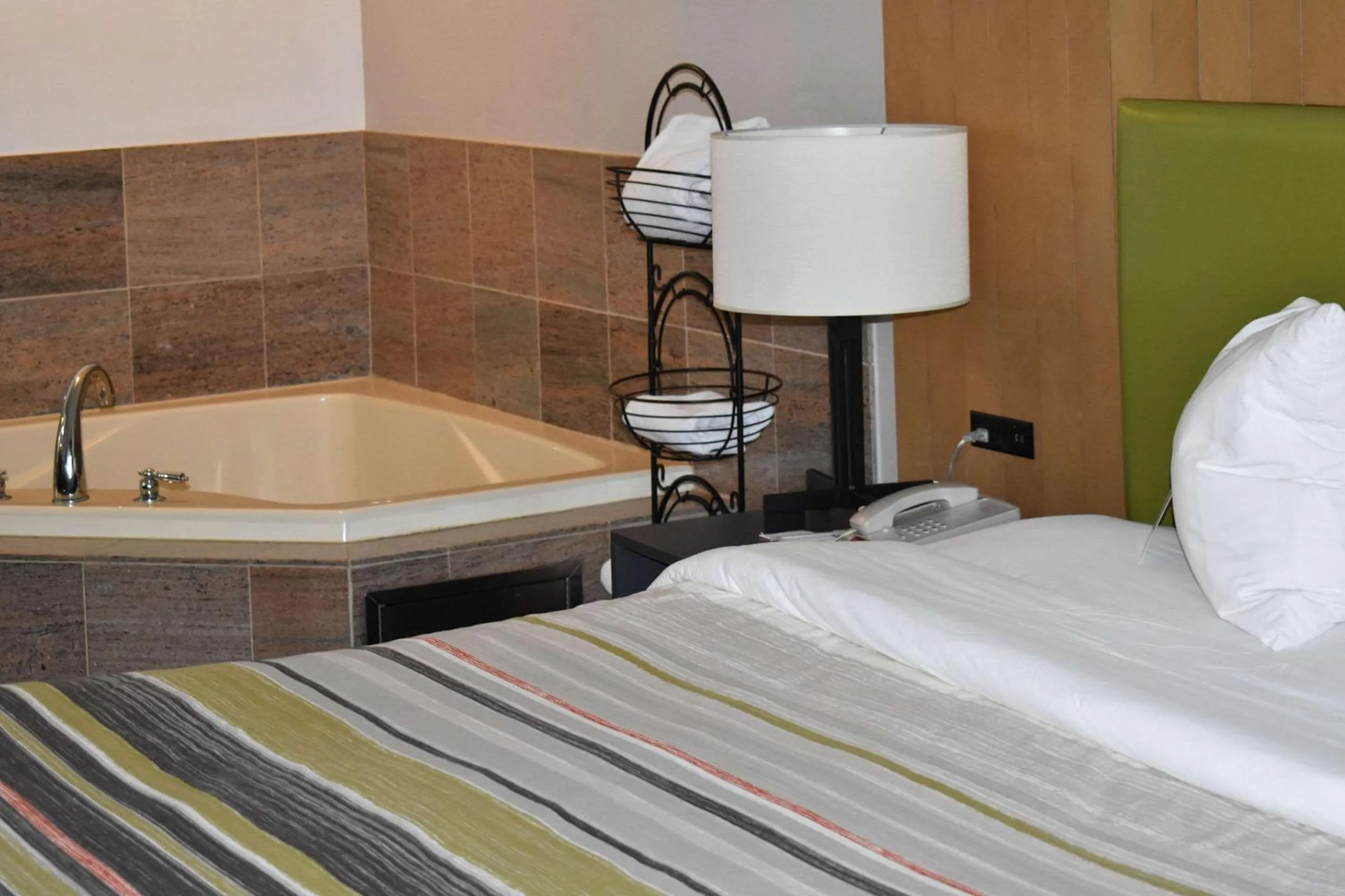 Bedroom, Bed in Country Inn & Suites by Radisson, Hagerstown, MD