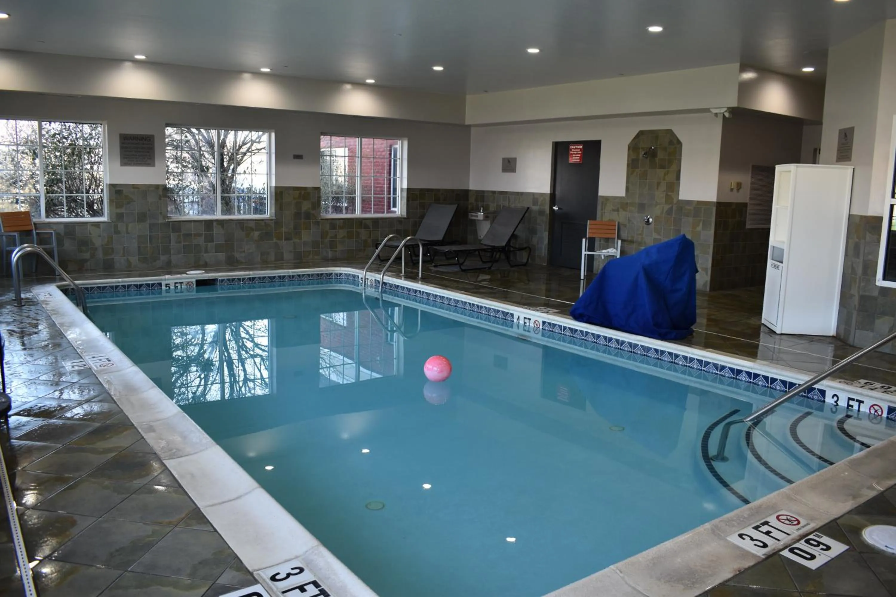 Swimming pool in Country Inn & Suites by Radisson, Hagerstown, MD