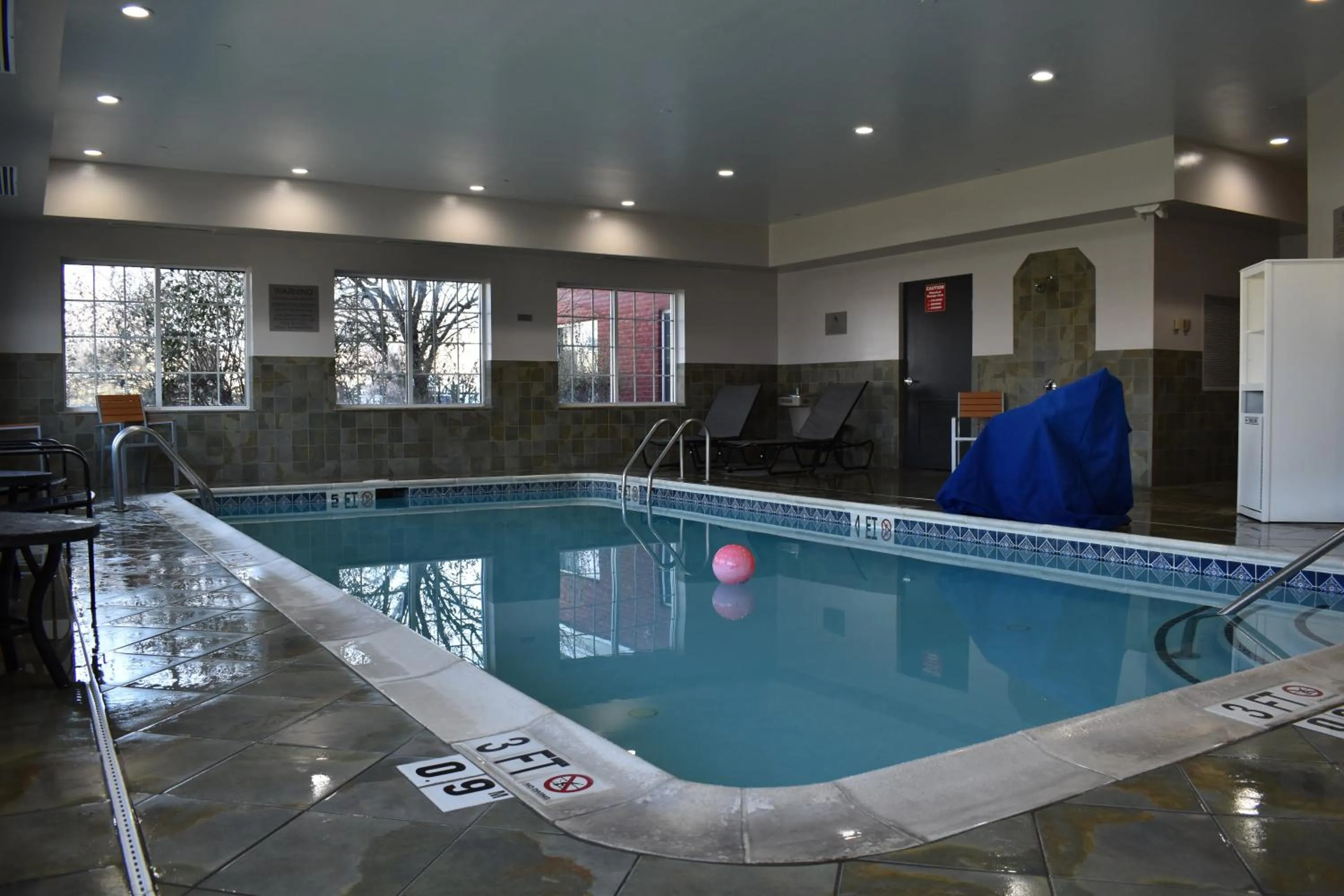 Swimming pool in Country Inn & Suites by Radisson, Hagerstown, MD