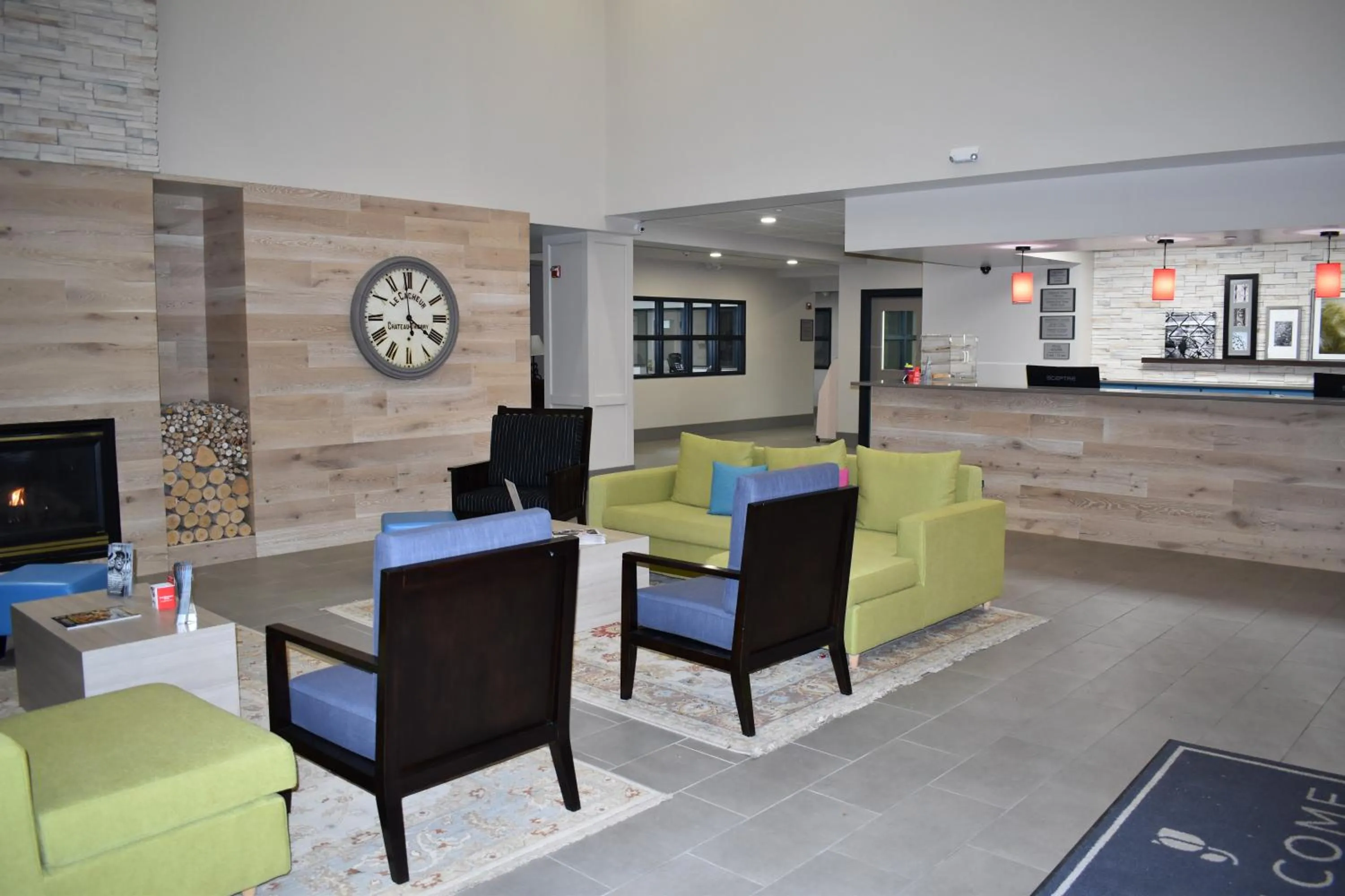 Living room in Country Inn & Suites by Radisson, Hagerstown, MD