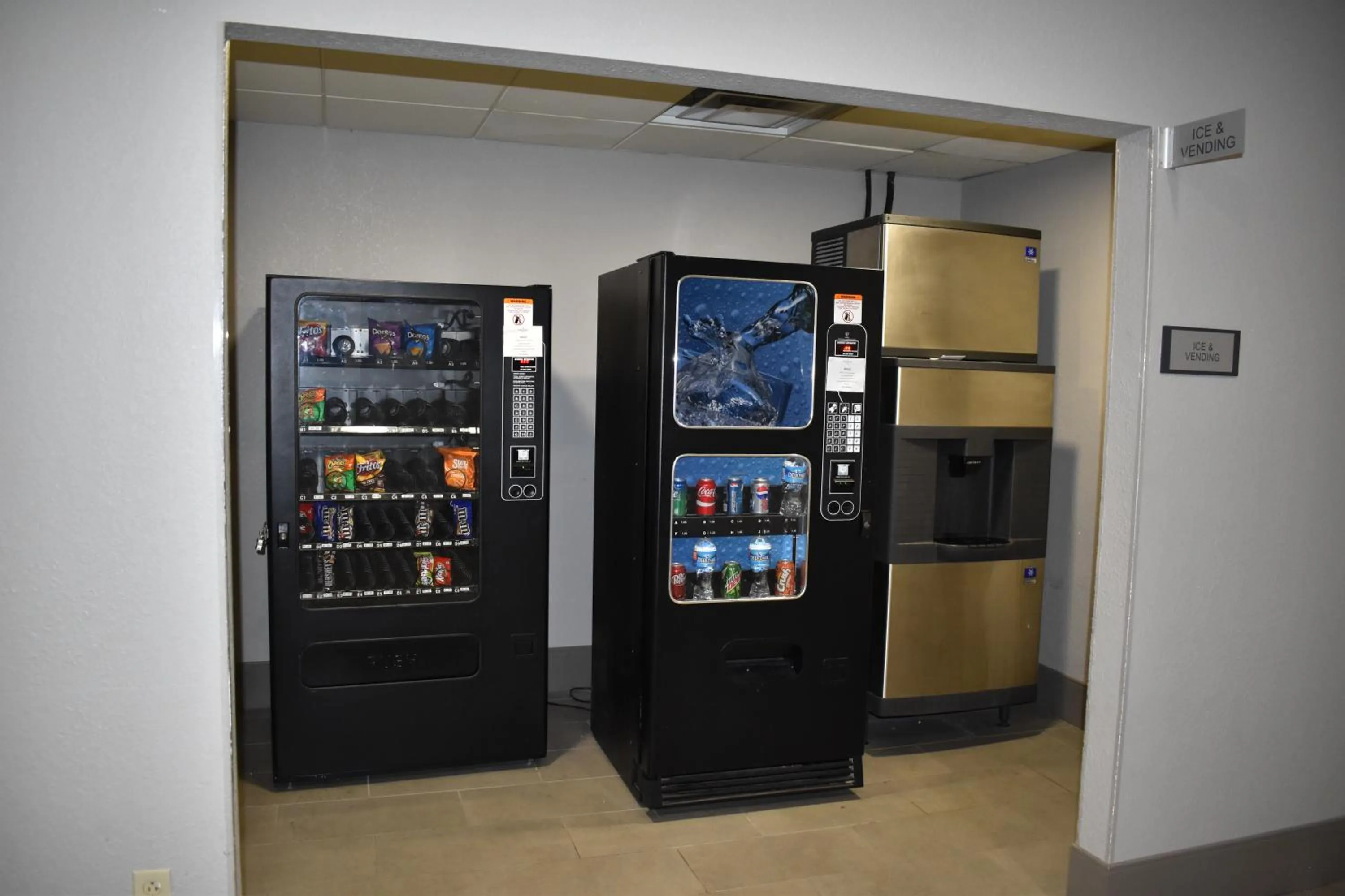 Drinks in Country Inn & Suites by Radisson, Hagerstown, MD