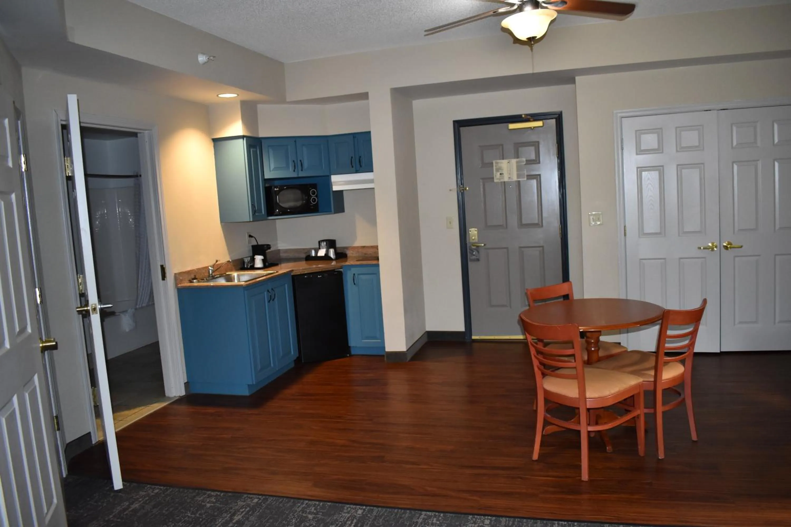 Kitchen or kitchenette in Country Inn & Suites by Radisson, Hagerstown, MD