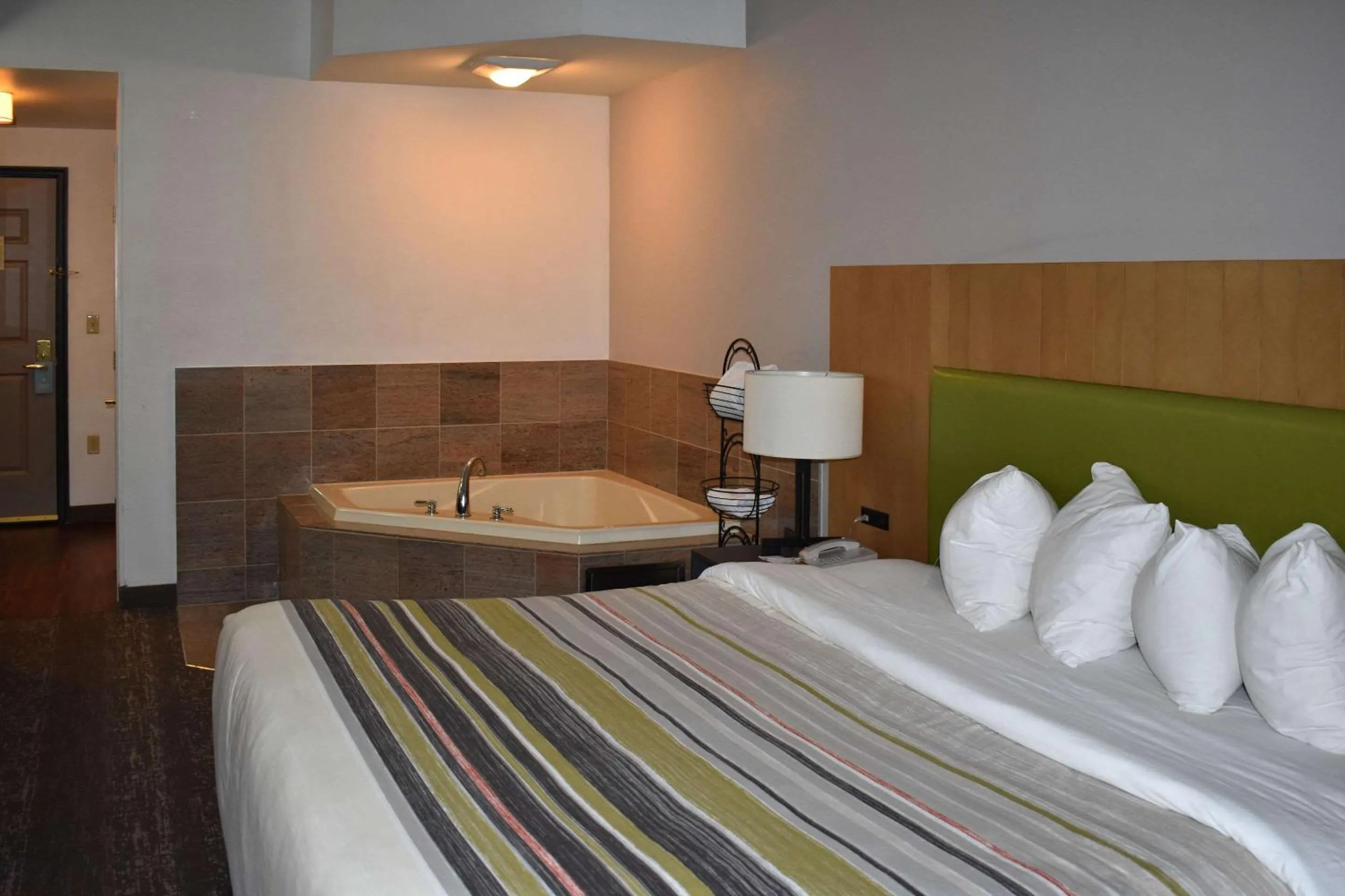 Bedroom, Bed in Country Inn & Suites by Radisson, Hagerstown, MD